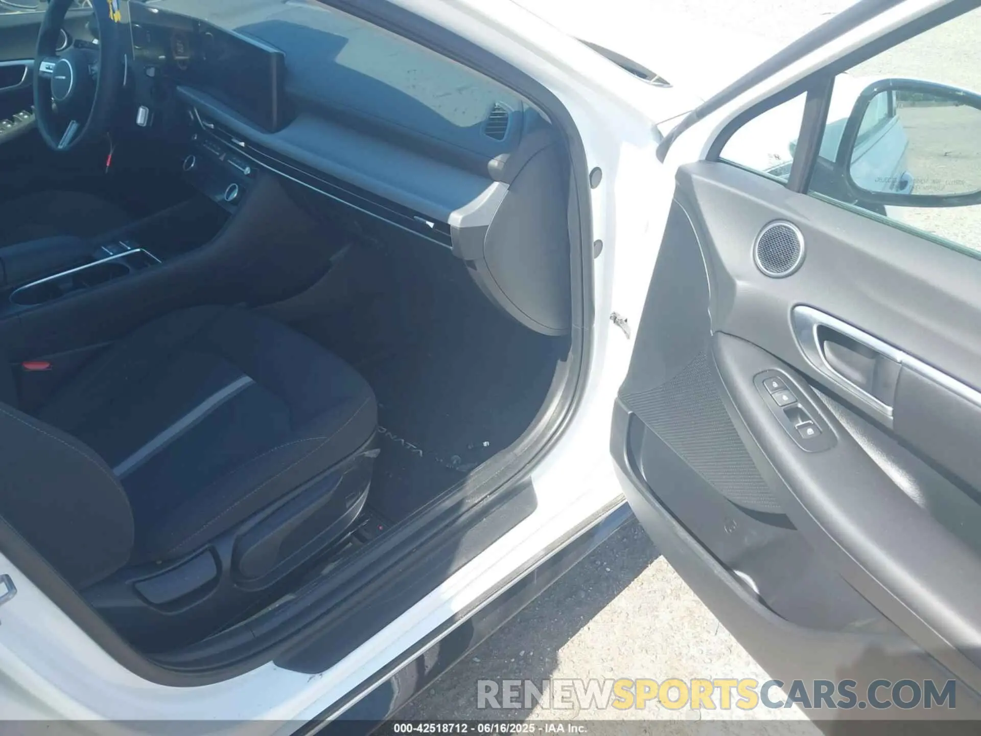 5 Photograph of a damaged car KMHL64JAXRA387038 HYUNDAI SONATA 2024