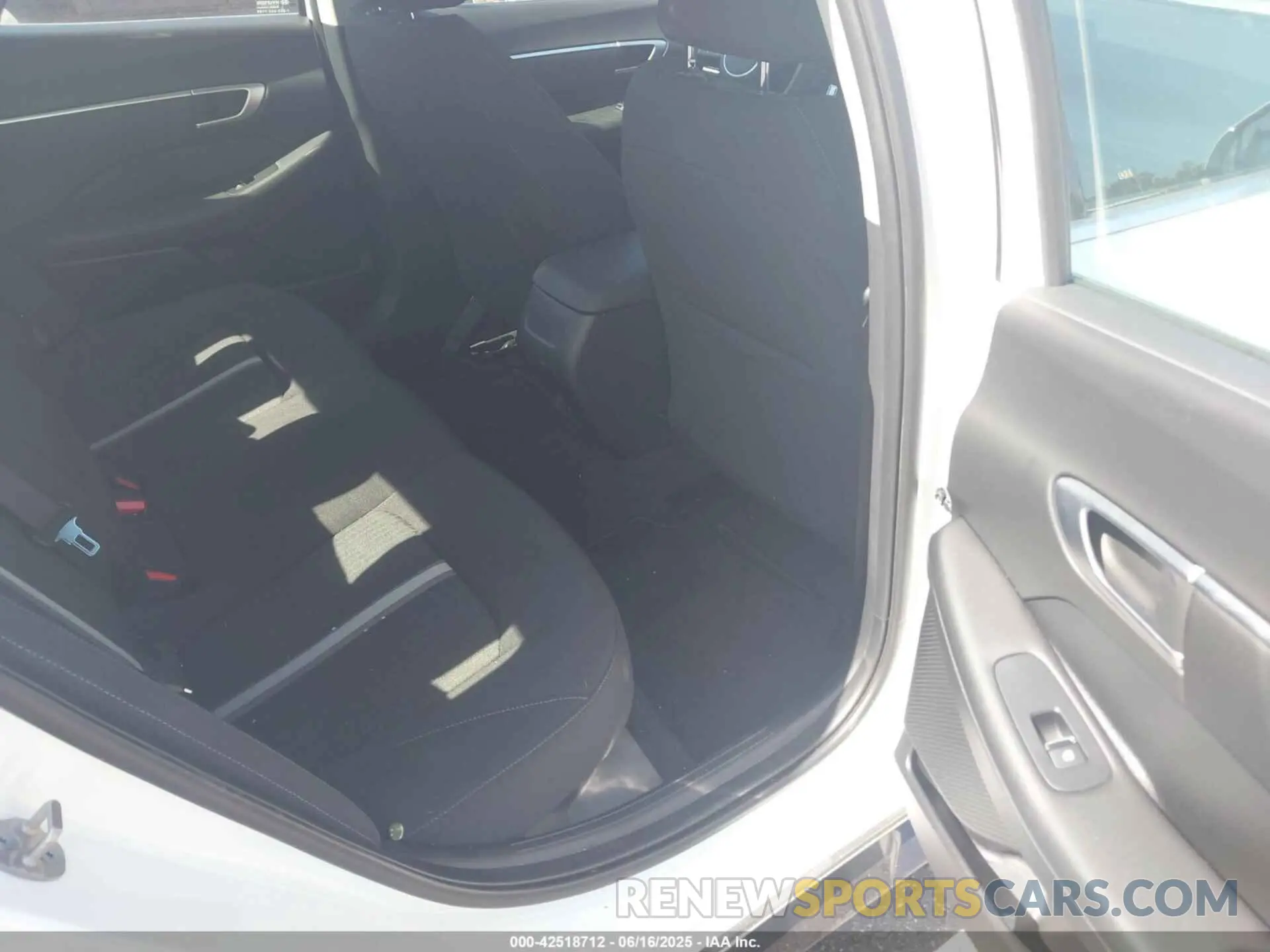 8 Photograph of a damaged car KMHL64JAXRA387038 HYUNDAI SONATA 2024