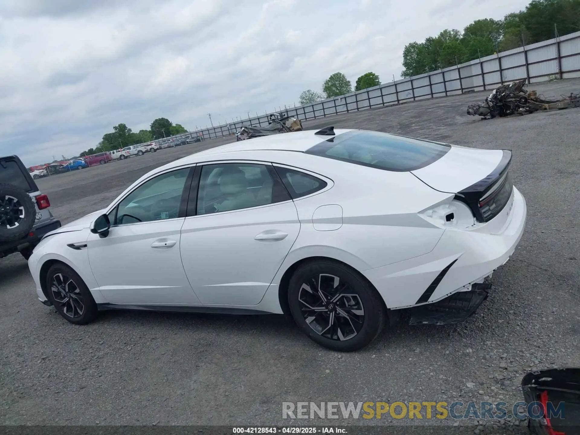15 Photograph of a damaged car KMHL64JA5SA470043 HYUNDAI SONATA 2025