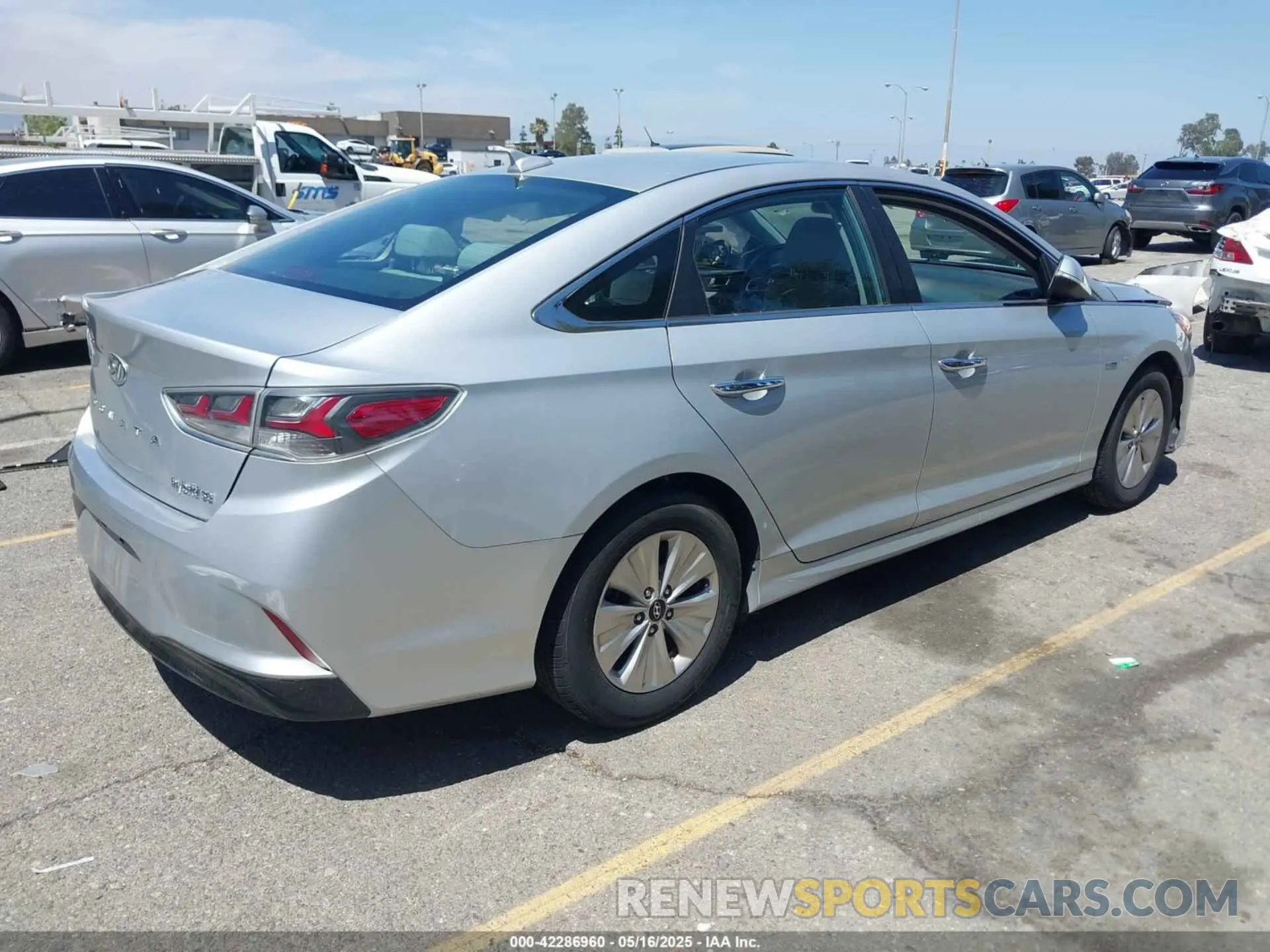 4 Photograph of a damaged car KMHE24L31KA091656 HYUNDAI SONATA HYBRID 2019