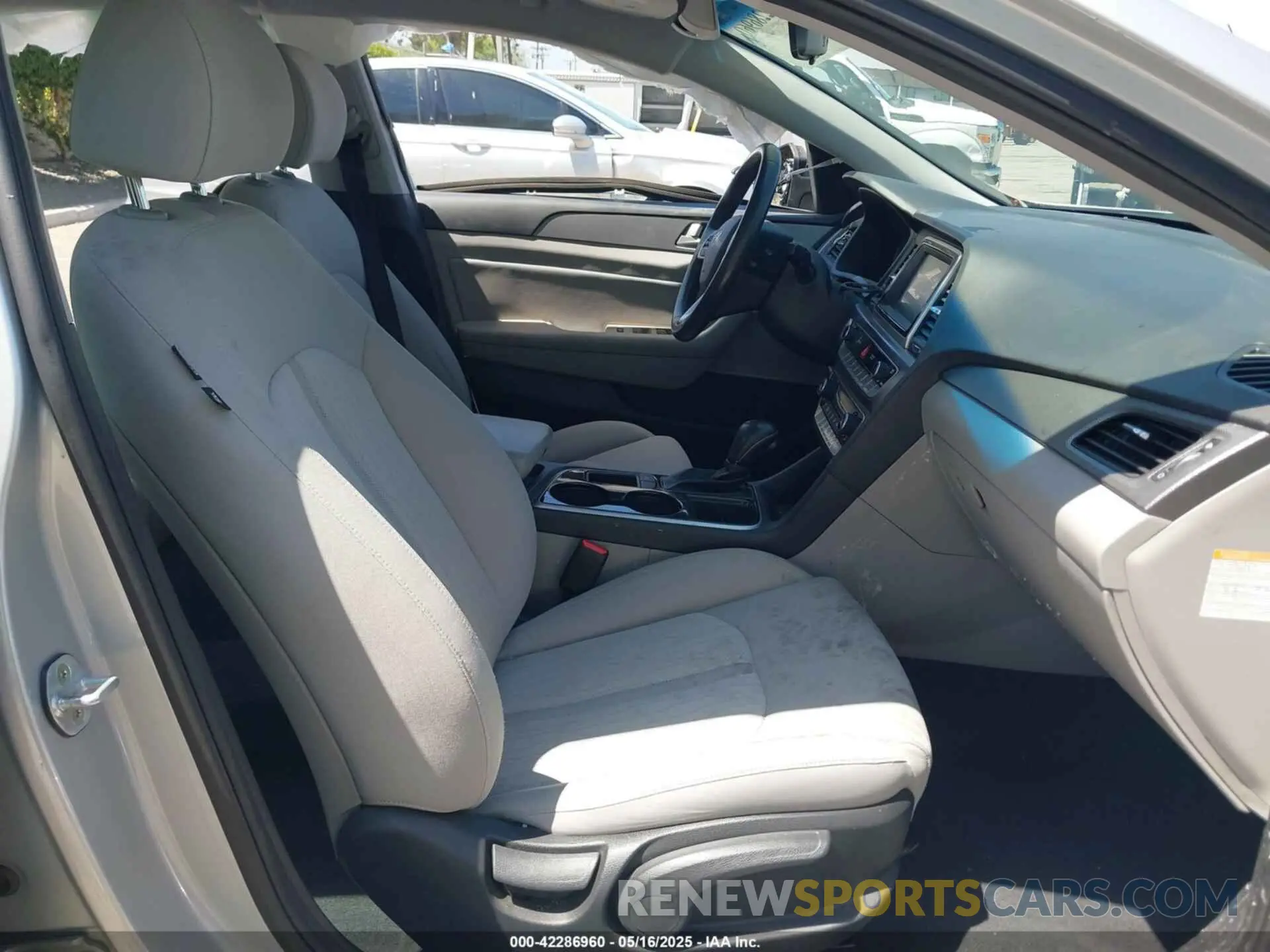 5 Photograph of a damaged car KMHE24L31KA091656 HYUNDAI SONATA HYBRID 2019