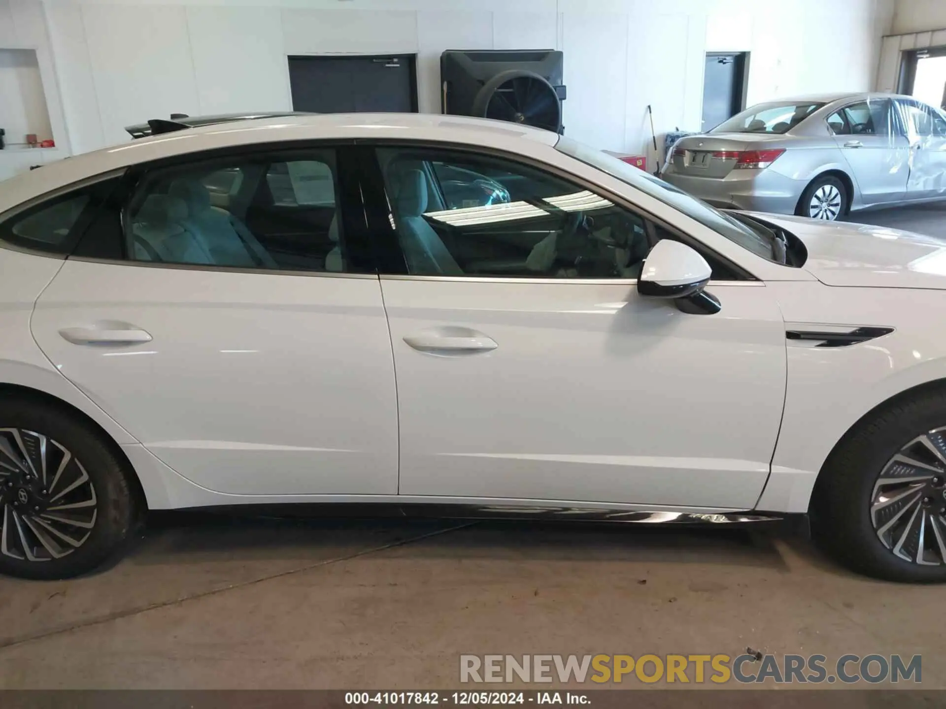 14 Photograph of a damaged car KMHL34JJ5RA085911 HYUNDAI SONATA HYBRID 2024