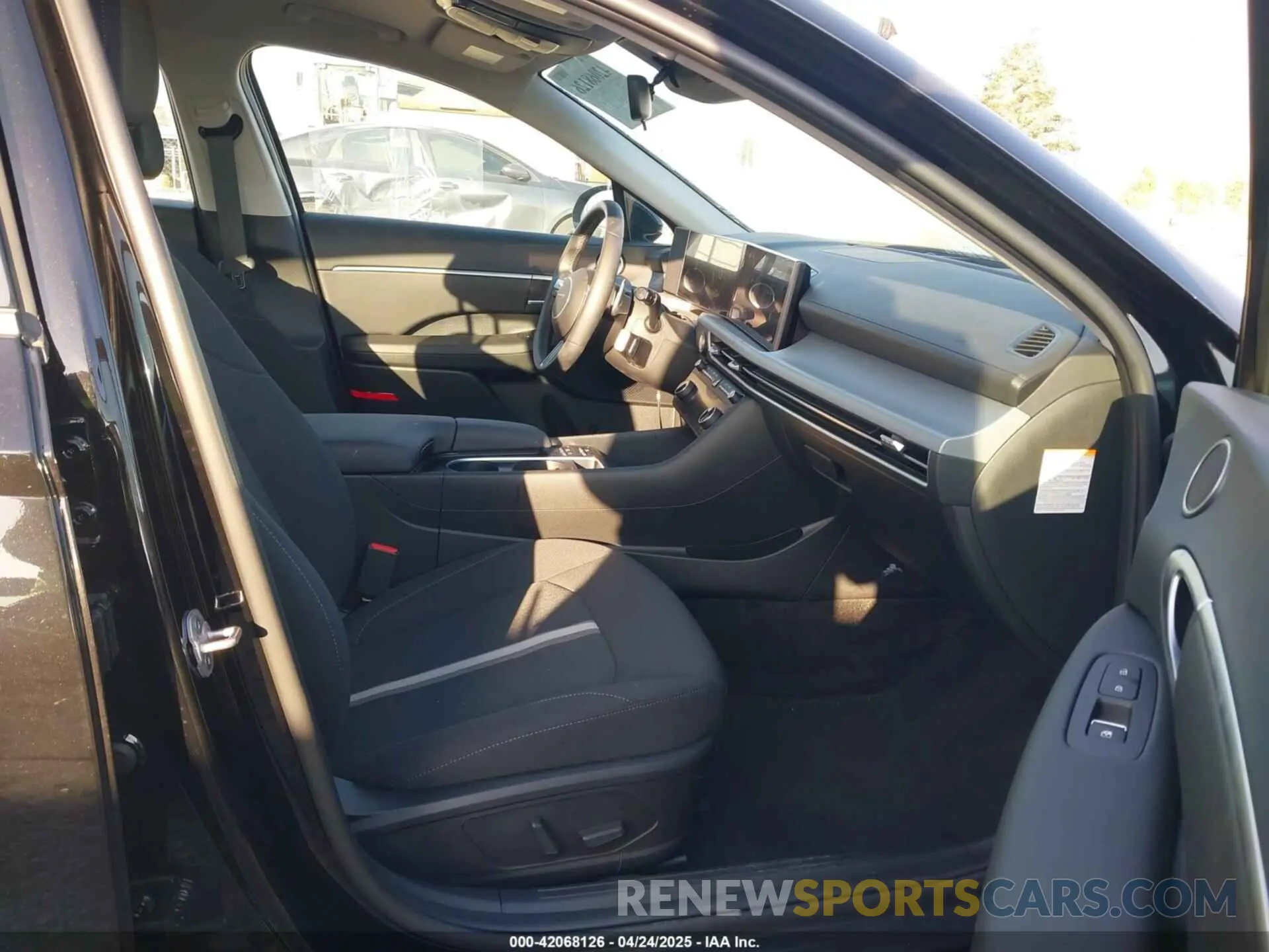 5 Photograph of a damaged car KMHL34JJ7SA110443 HYUNDAI SONATA HYBRID 2025