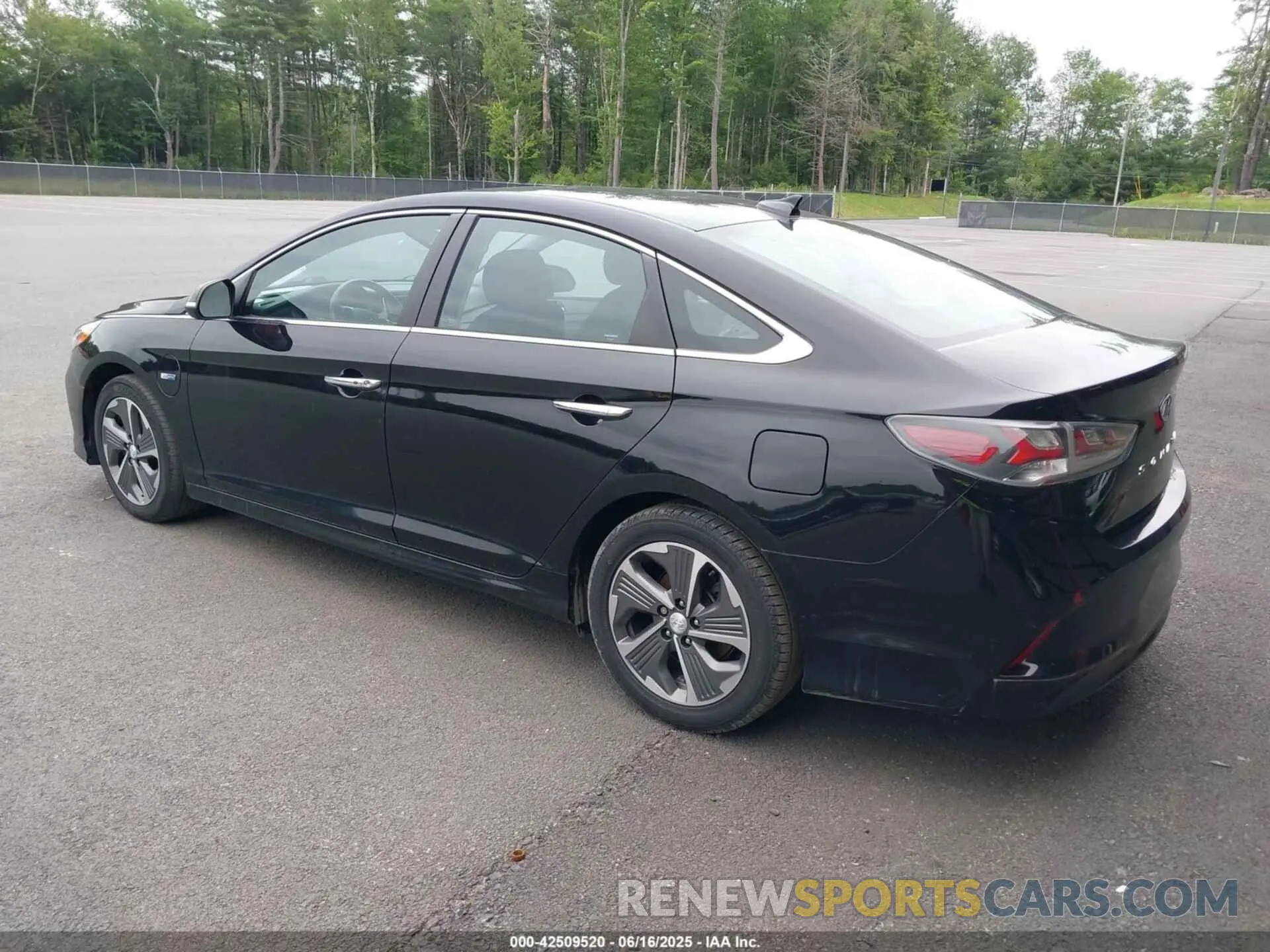 3 Photograph of a damaged car KMHE14L22KA093782 HYUNDAI SONATA PLUG-IN HYBRID 2019