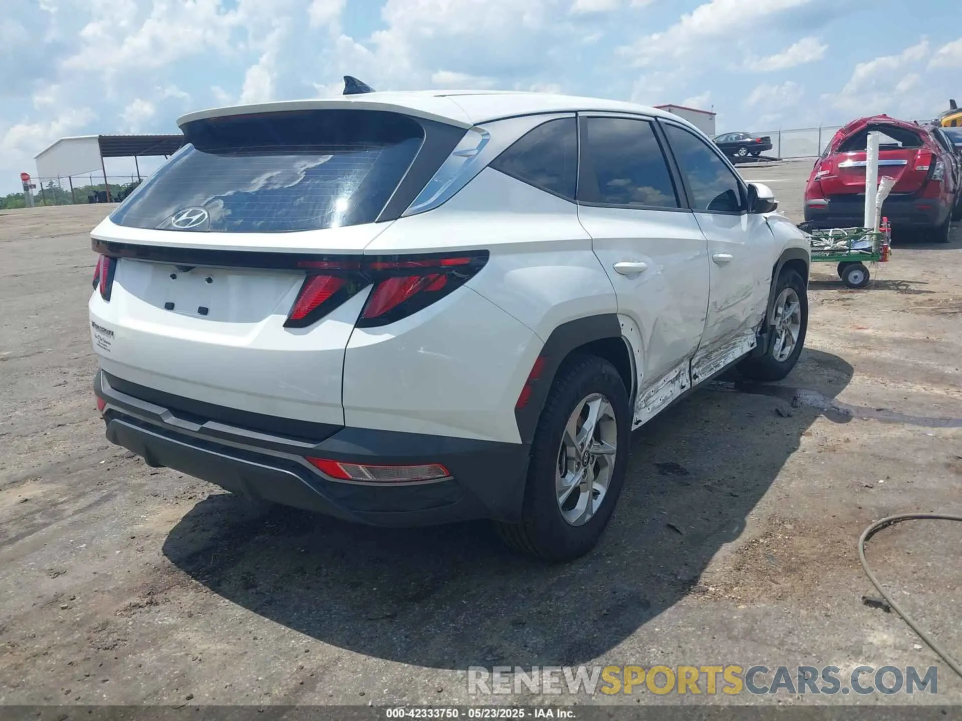 4 Photograph of a damaged car 5NMJA3AE1NH054024 HYUNDAI TUCSON 2022