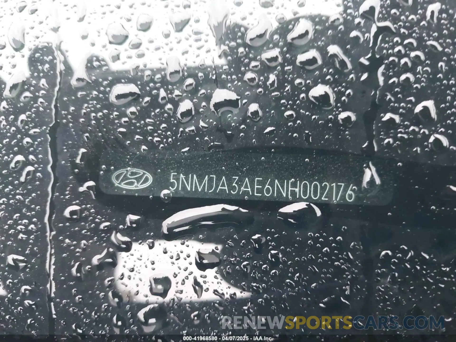17 Photograph of a damaged car 5NMJA3AE6NH002176 HYUNDAI TUCSON 2022