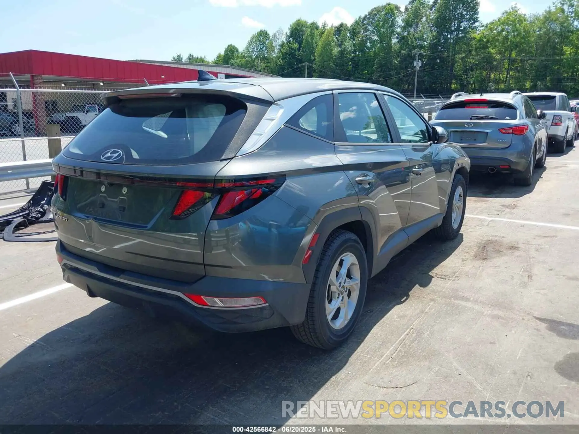 4 Photograph of a damaged car 5NMJA3AE6NH056609 HYUNDAI TUCSON 2022