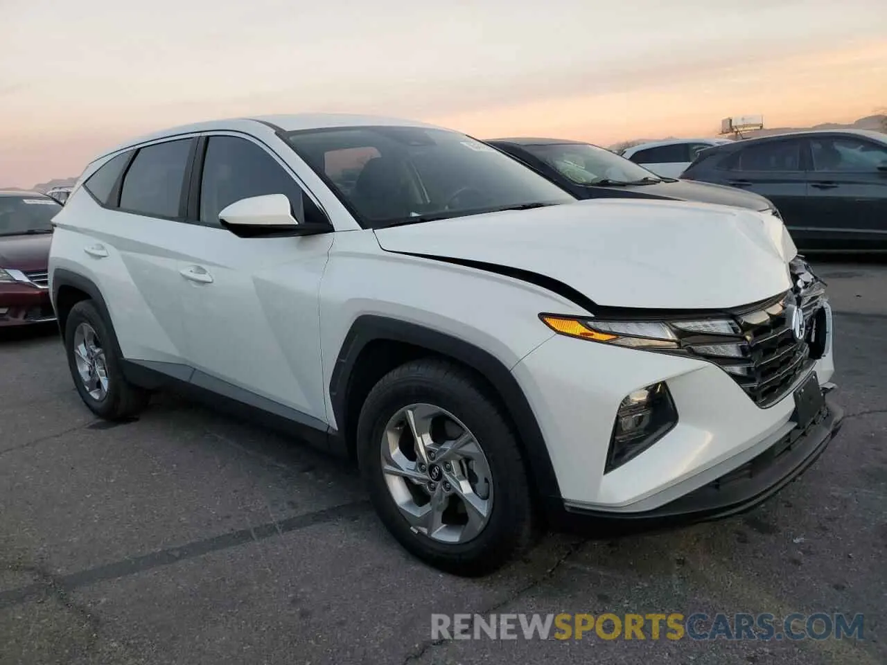 4 Photograph of a damaged car 5NMJA3AE8NH010067 HYUNDAI TUCSON 2022