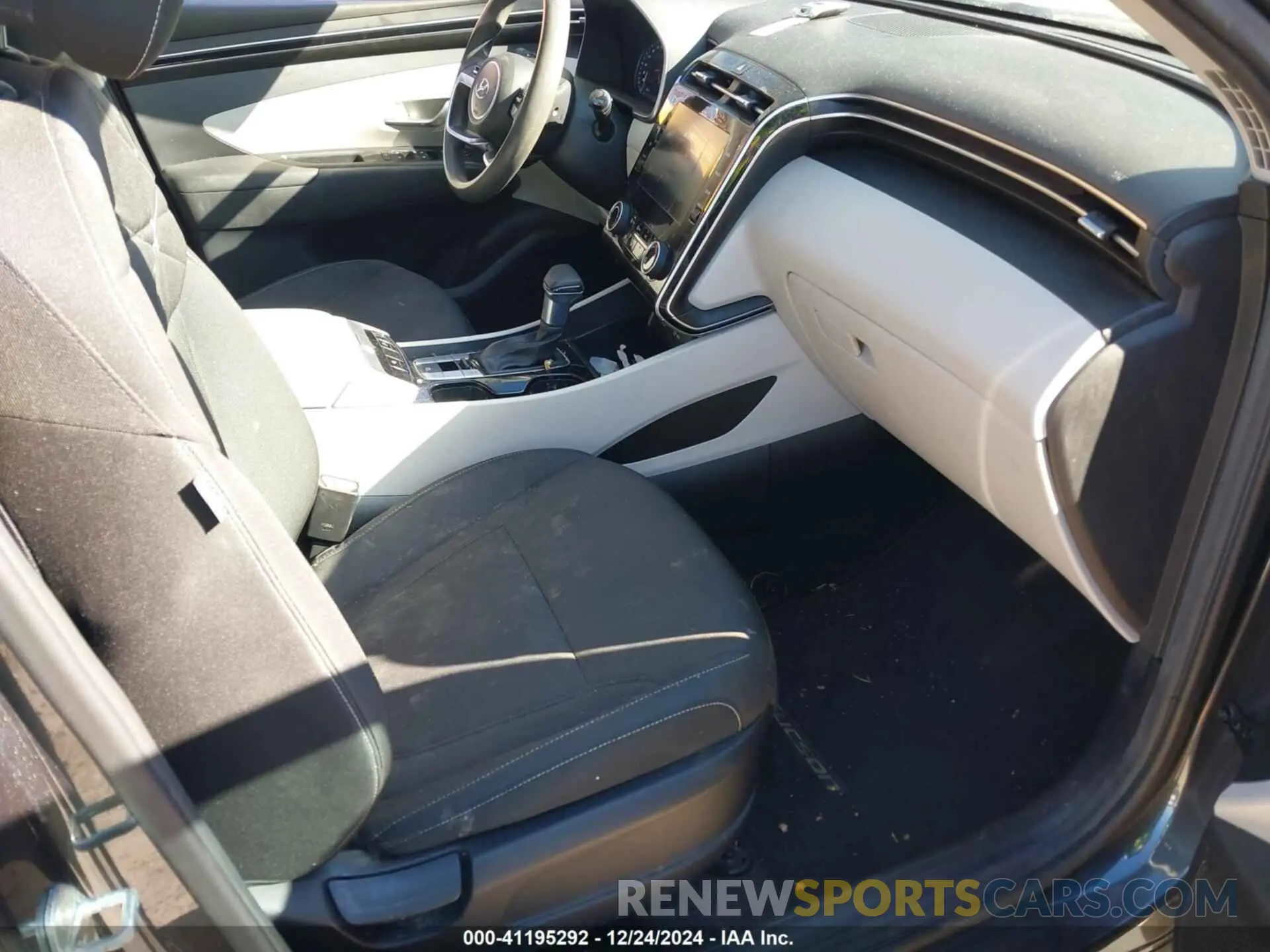 5 Photograph of a damaged car 5NMJB3AE3NH017750 HYUNDAI TUCSON 2022