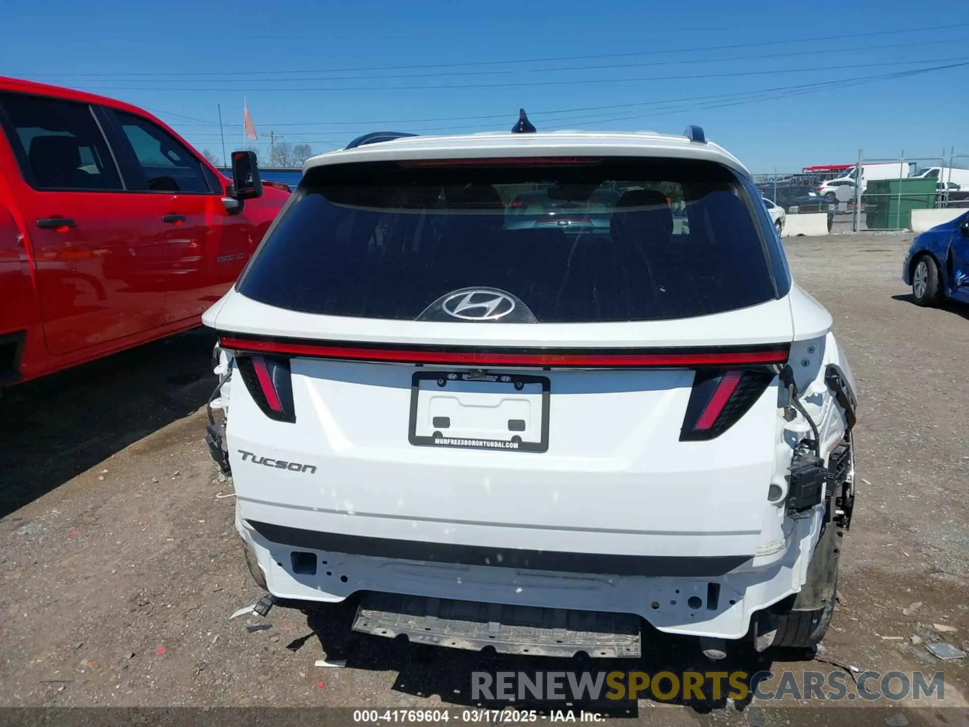17 Photograph of a damaged car 5NMJB3AE3NH070982 HYUNDAI TUCSON 2022