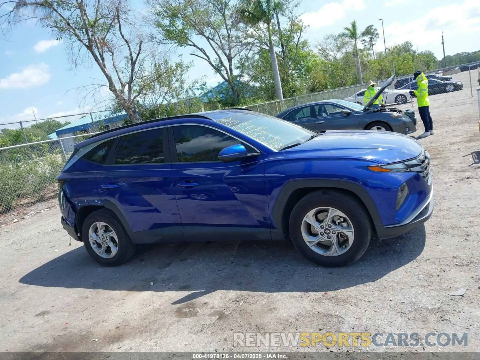 13 Photograph of a damaged car 5NMJB3AE3NH076555 HYUNDAI TUCSON 2022