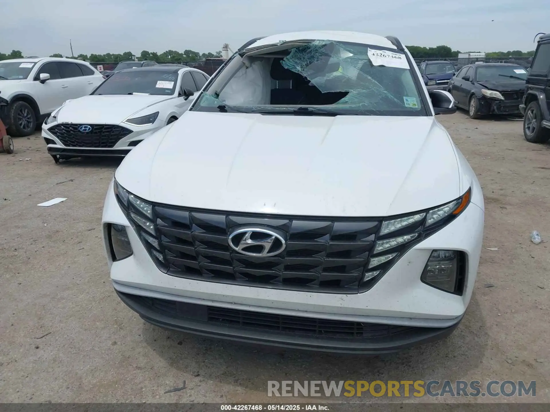 12 Photograph of a damaged car 5NMJB3AE3NH161198 HYUNDAI TUCSON 2022