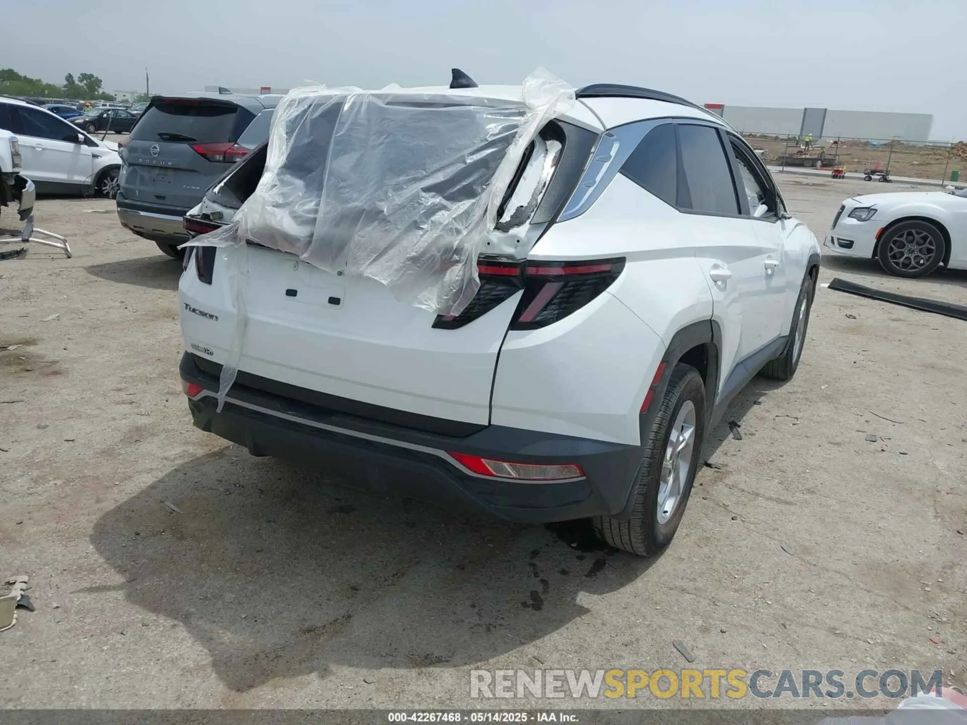 4 Photograph of a damaged car 5NMJB3AE3NH161198 HYUNDAI TUCSON 2022