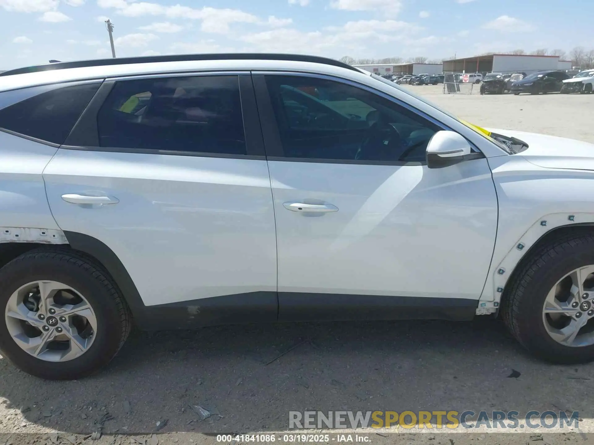 13 Photograph of a damaged car 5NMJB3AE5NH003705 HYUNDAI TUCSON 2022