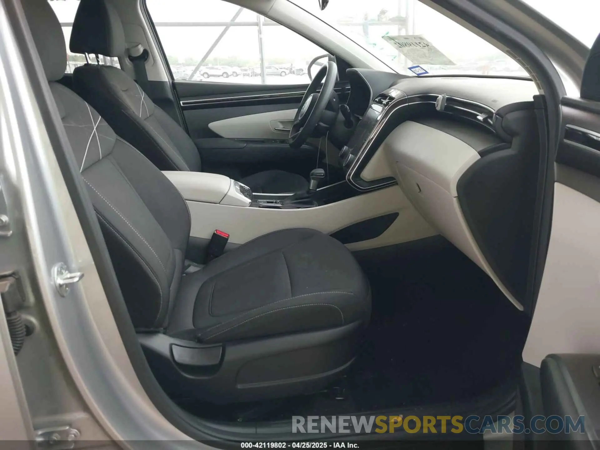 5 Photograph of a damaged car 5NMJB3AE5NH067632 HYUNDAI TUCSON 2022