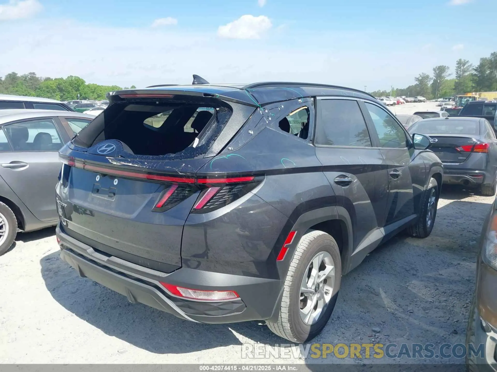 4 Photograph of a damaged car 5NMJB3AE6NH160109 HYUNDAI TUCSON 2022