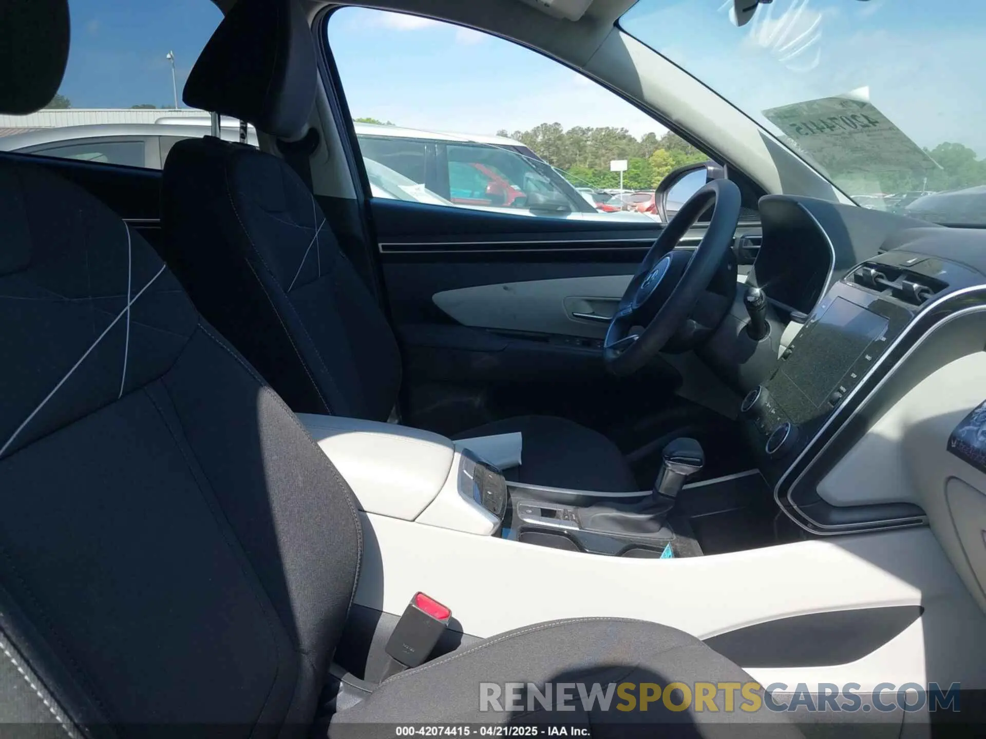 5 Photograph of a damaged car 5NMJB3AE6NH160109 HYUNDAI TUCSON 2022