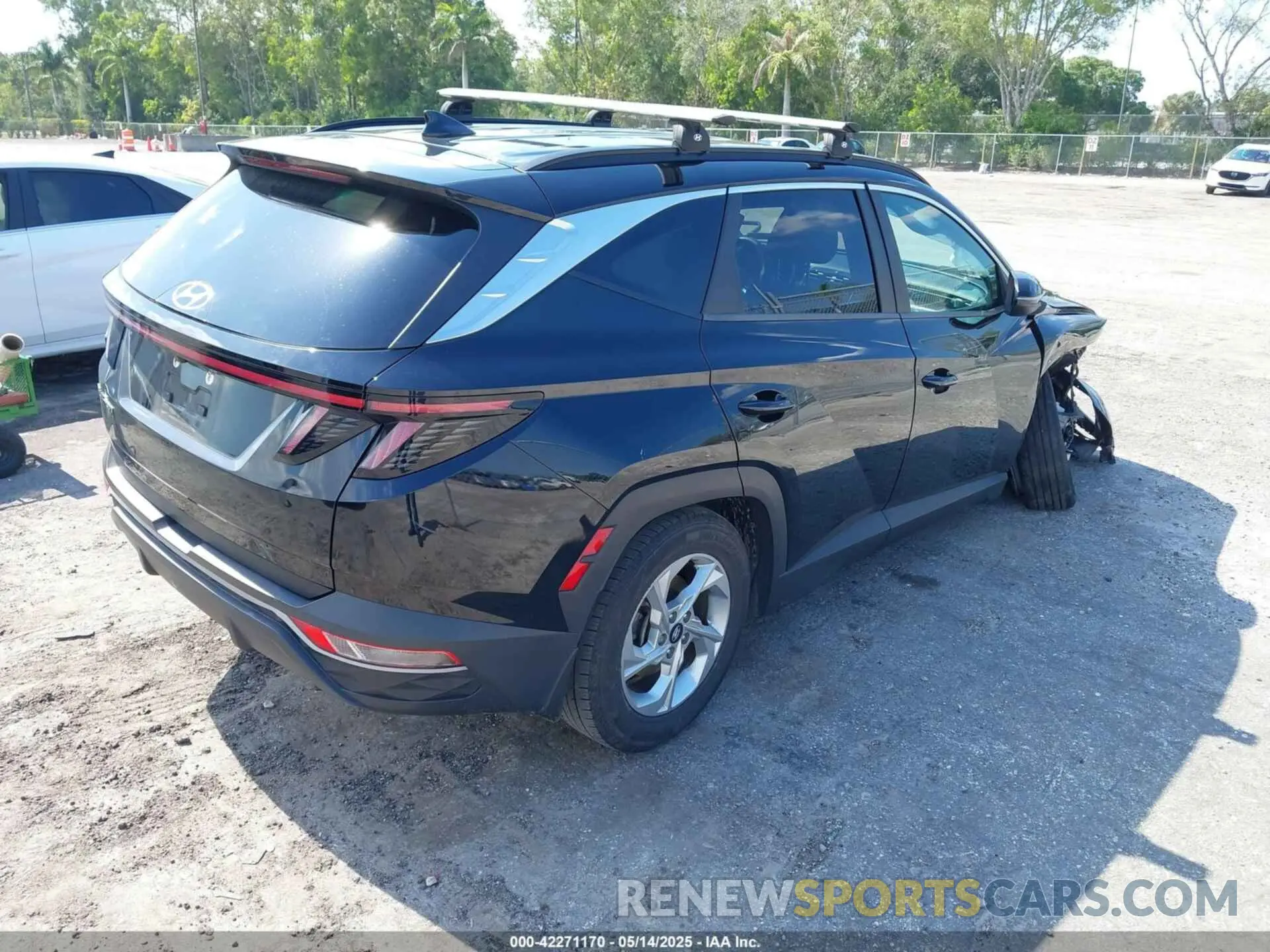 4 Photograph of a damaged car 5NMJB3AE9NH030504 HYUNDAI TUCSON 2022