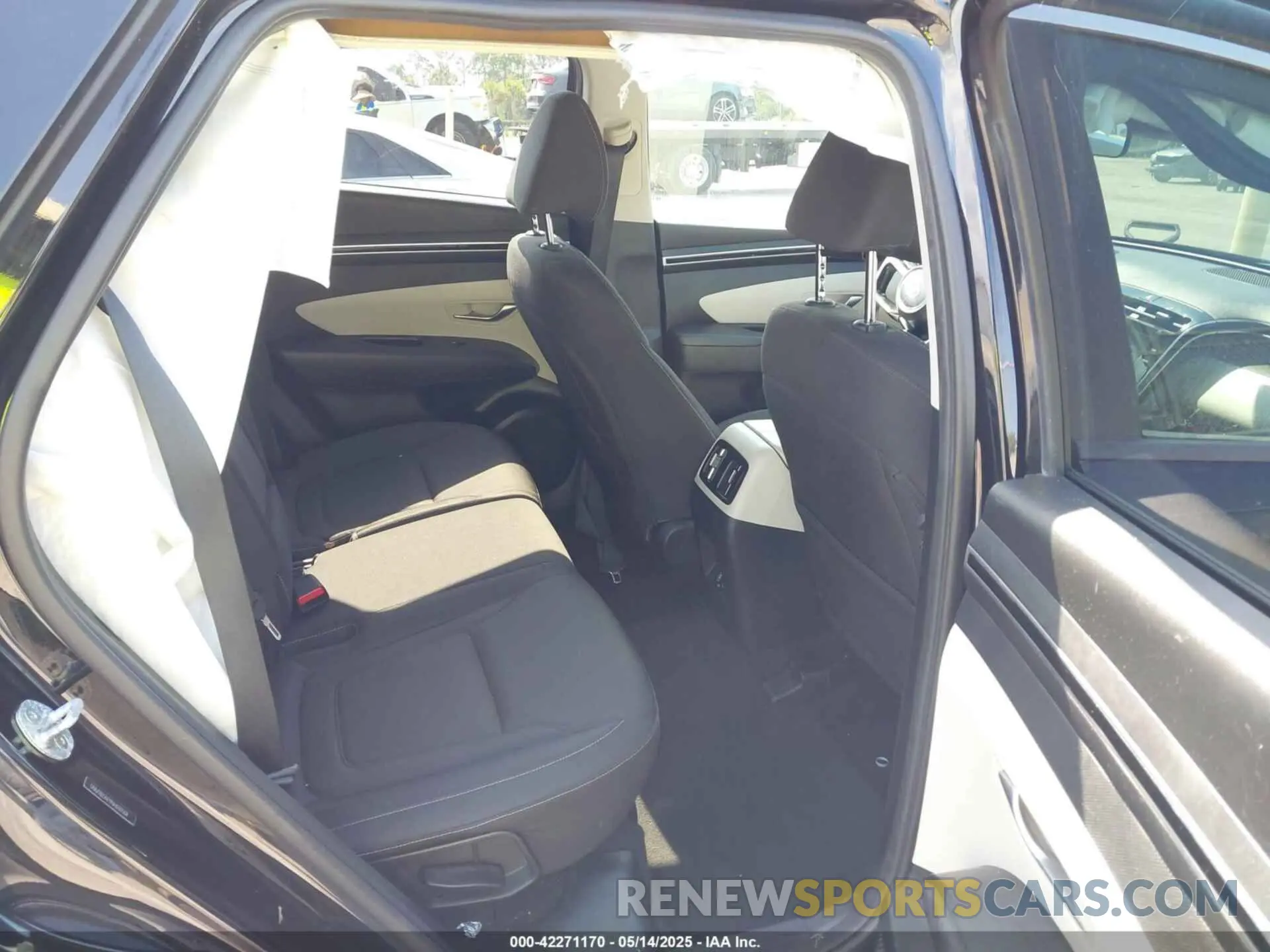 8 Photograph of a damaged car 5NMJB3AE9NH030504 HYUNDAI TUCSON 2022