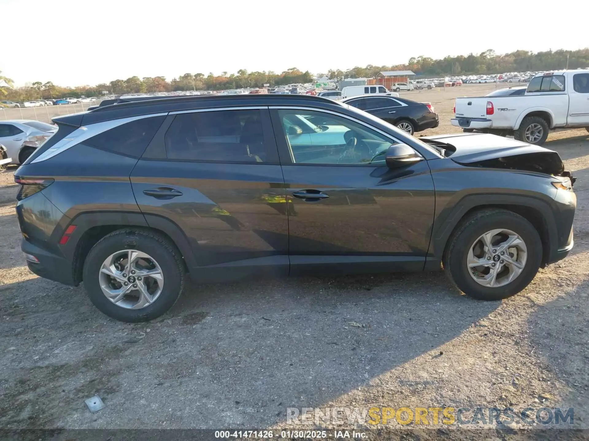 13 Photograph of a damaged car 5NMJB3AE9NH111888 HYUNDAI TUCSON 2022