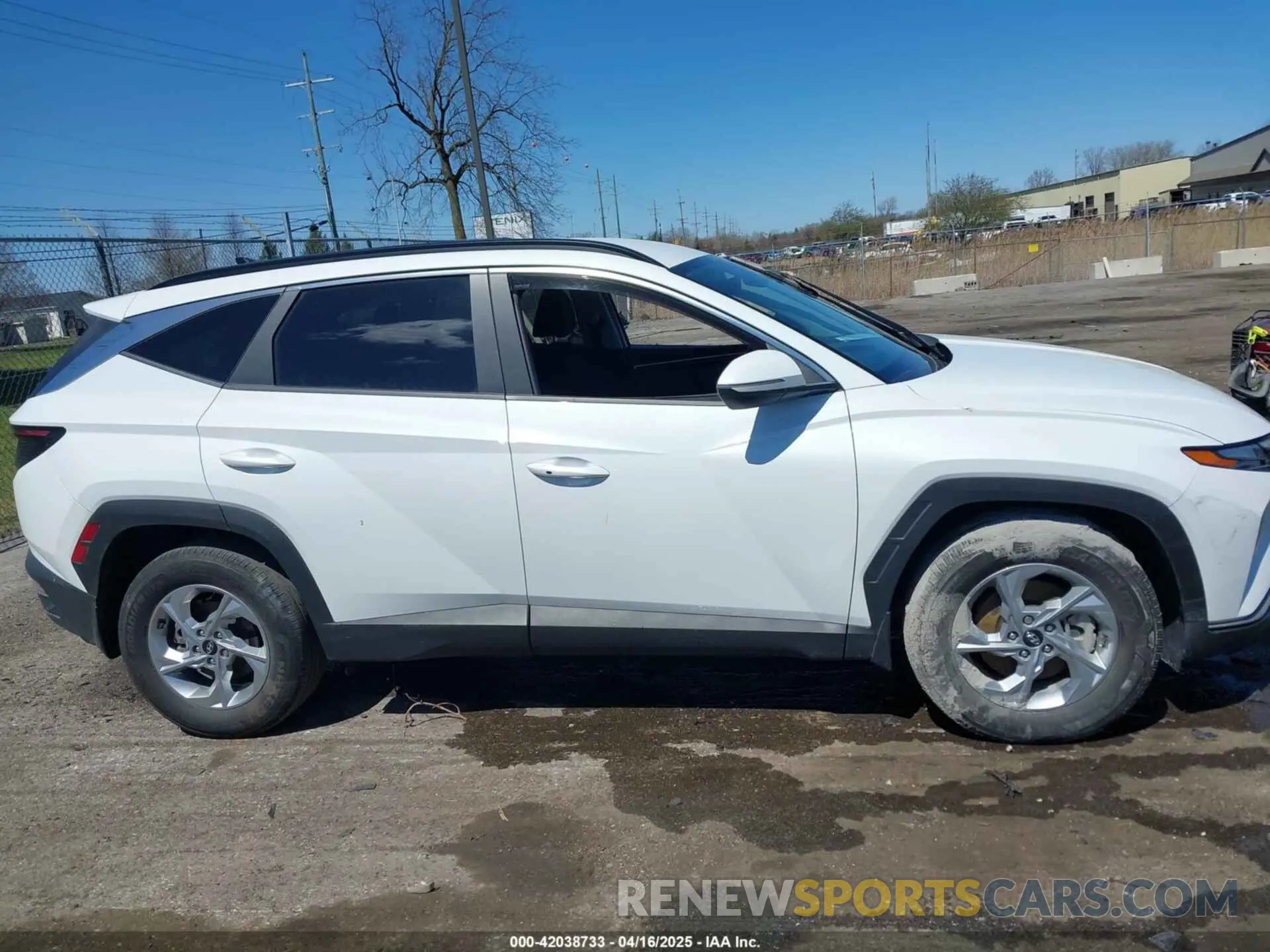 13 Photograph of a damaged car 5NMJBCAE0NH035638 HYUNDAI TUCSON 2022