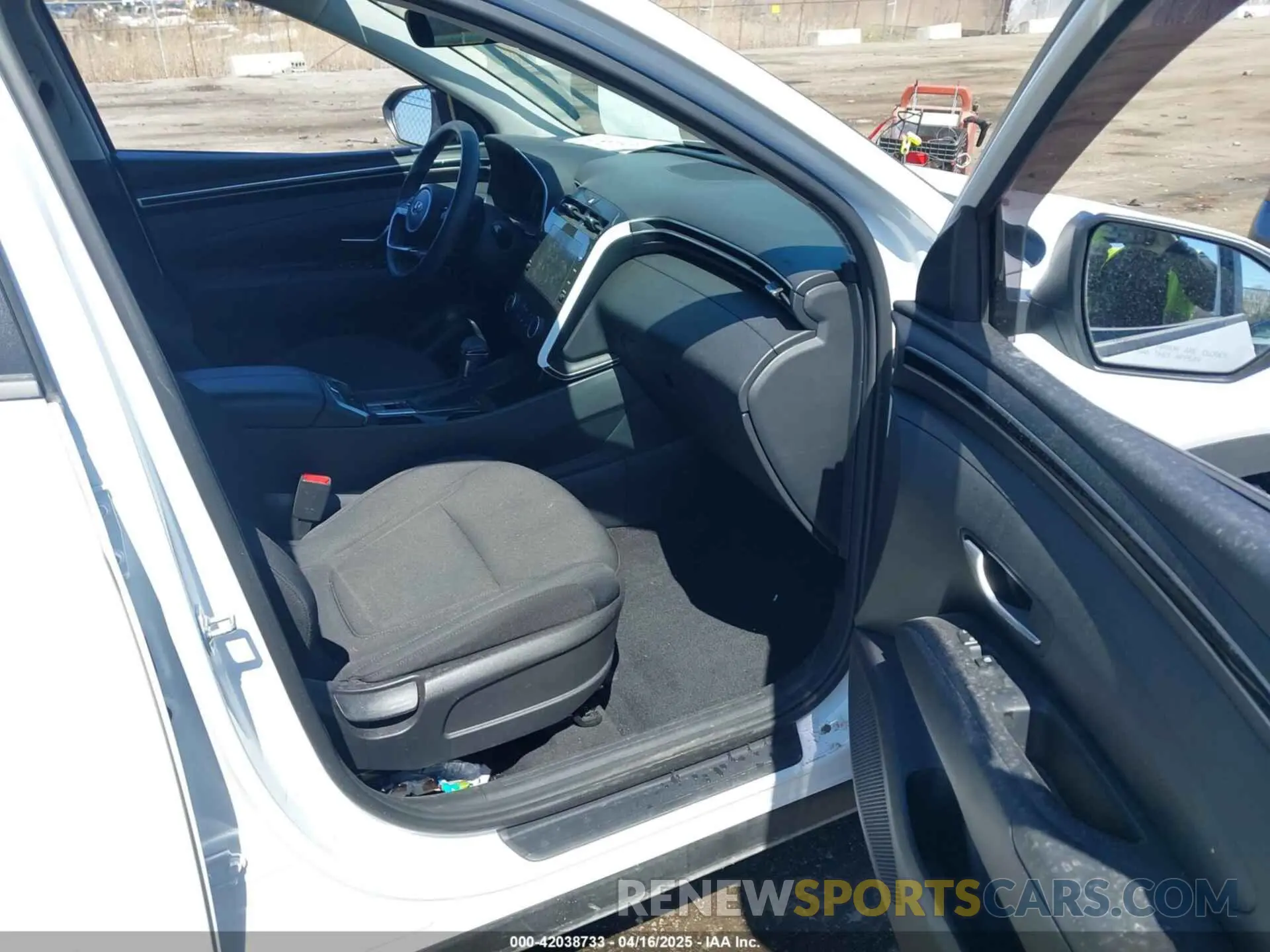 5 Photograph of a damaged car 5NMJBCAE0NH035638 HYUNDAI TUCSON 2022