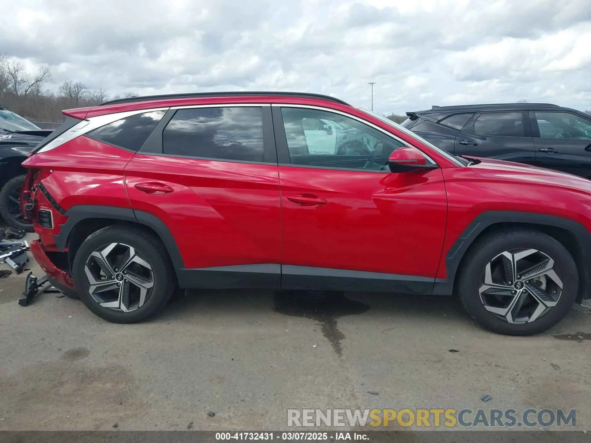 13 Photograph of a damaged car 5NMJC3AE7NH094392 HYUNDAI TUCSON 2022