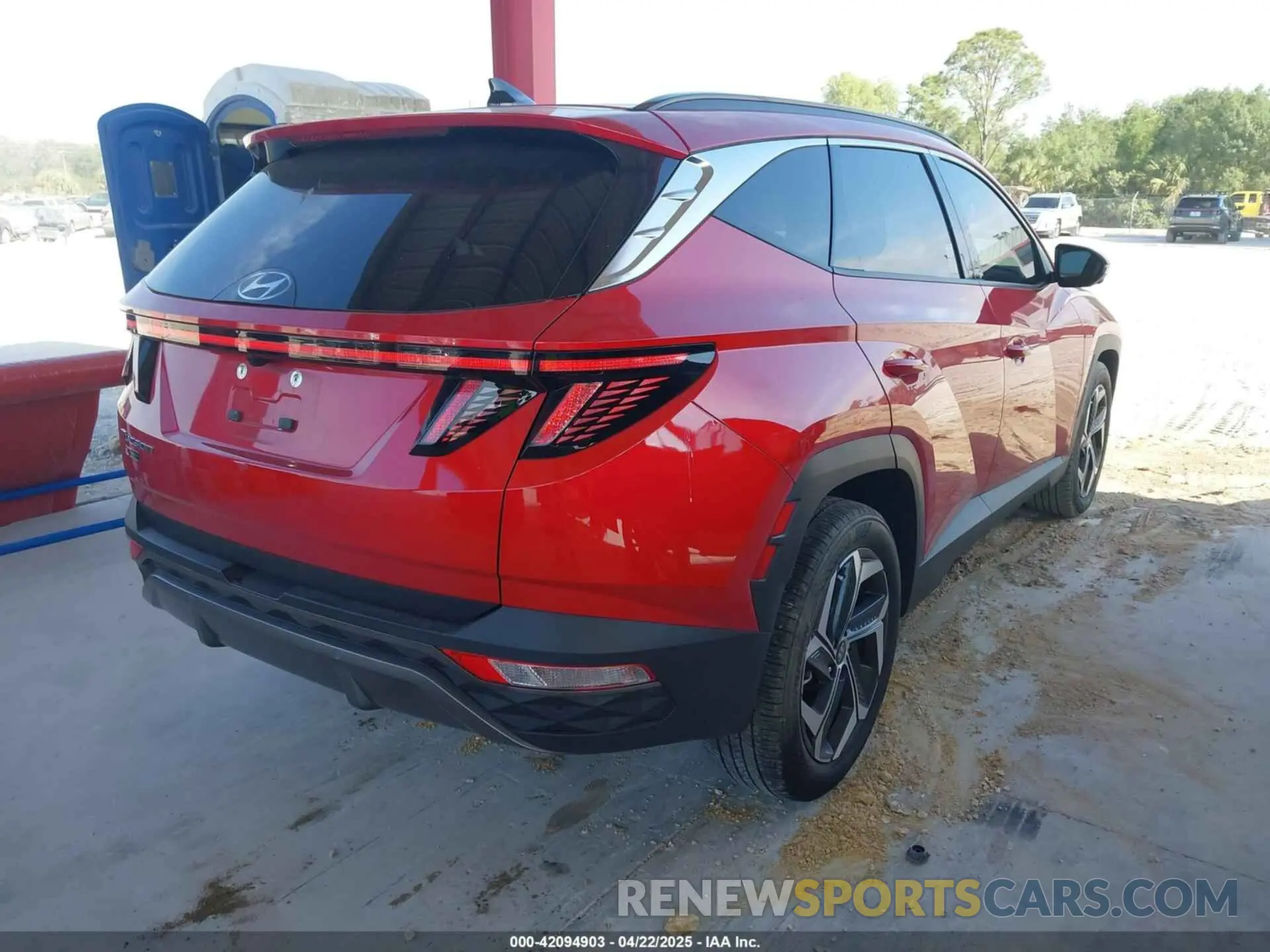 4 Photograph of a damaged car 5NMJE3AE3NH142738 HYUNDAI TUCSON 2022