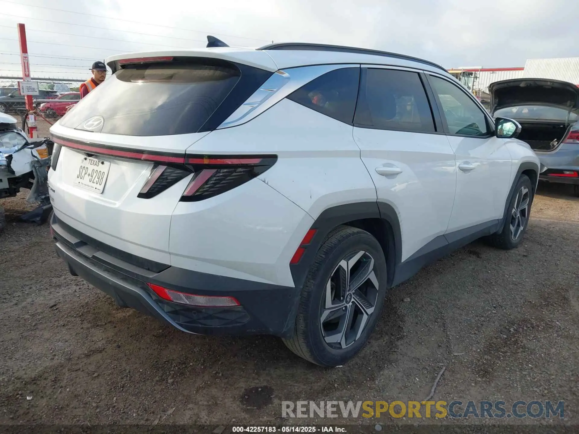 4 Photograph of a damaged car 5NMJE3AE5NH157922 HYUNDAI TUCSON 2022