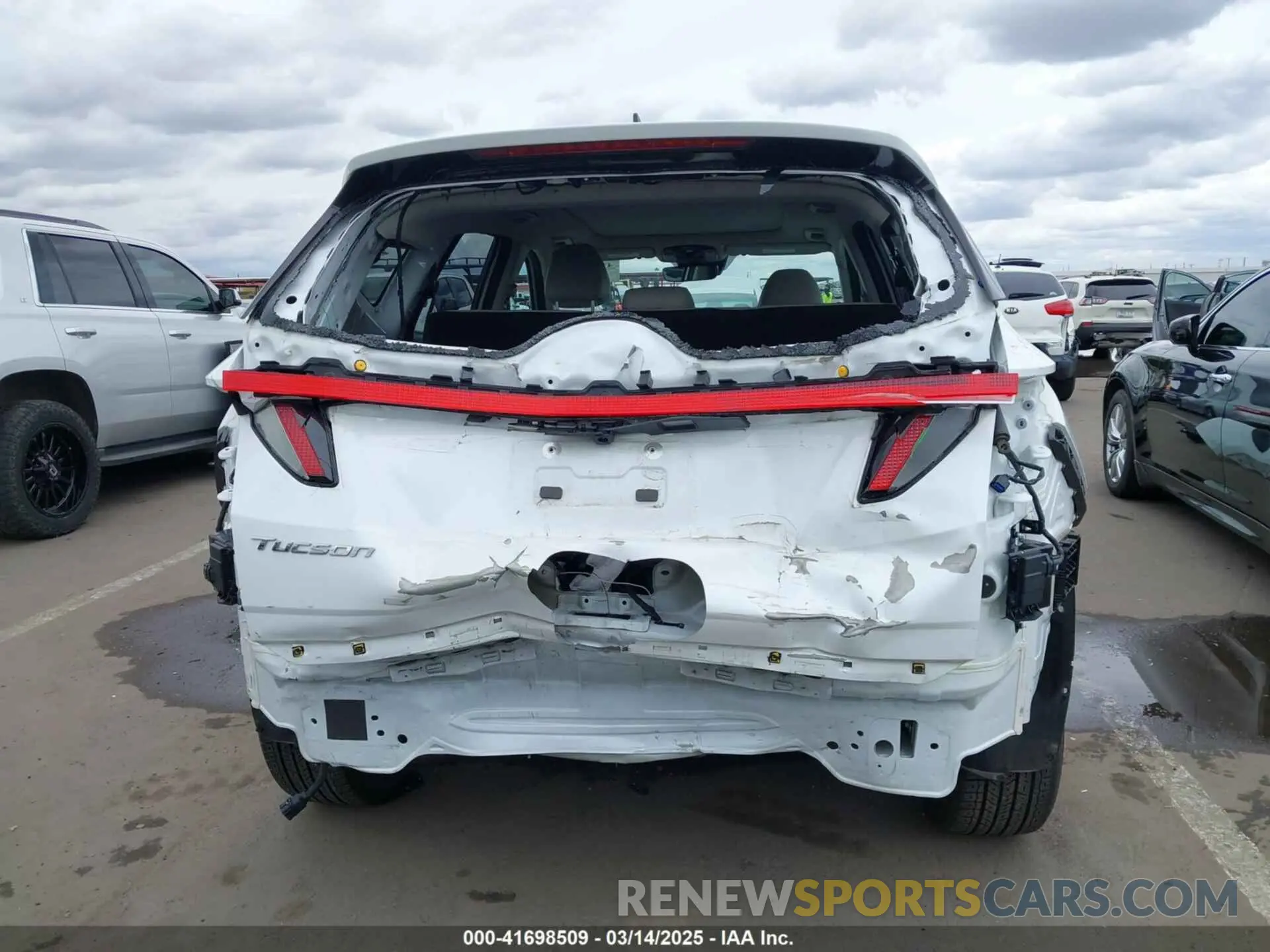 17 Photograph of a damaged car 5NMJE3AE6NH013862 HYUNDAI TUCSON 2022