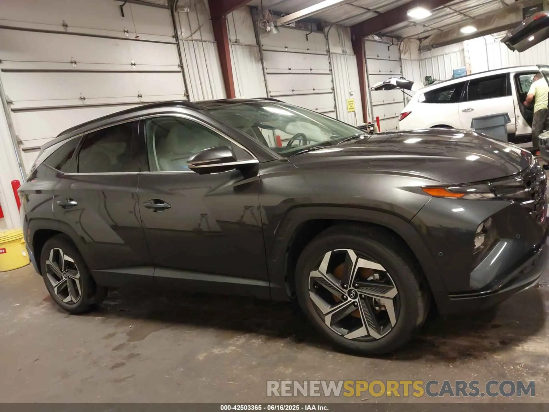 13 Photograph of a damaged car 5NMJE3AE8NH025074 HYUNDAI TUCSON 2022