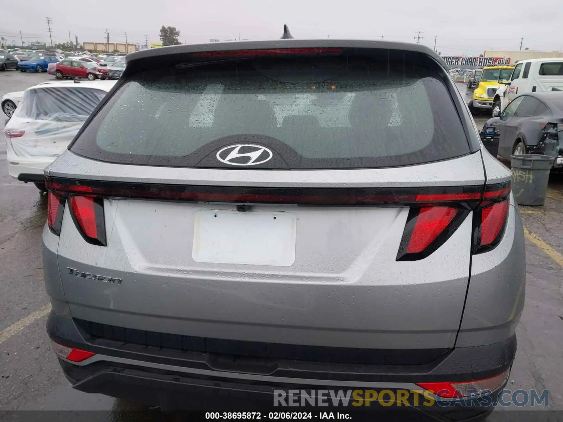 17 Photograph of a damaged car 5NMJA3AE2PH193484 HYUNDAI TUCSON 2023