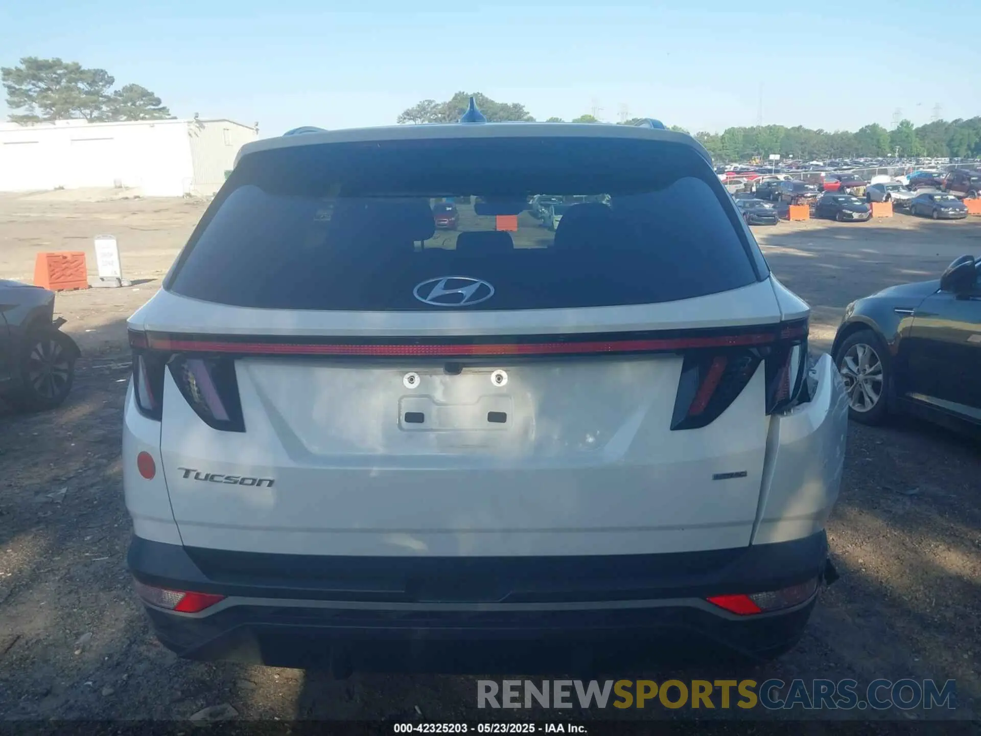 16 Photograph of a damaged car 5NMJBCAE8PH262255 HYUNDAI TUCSON 2023