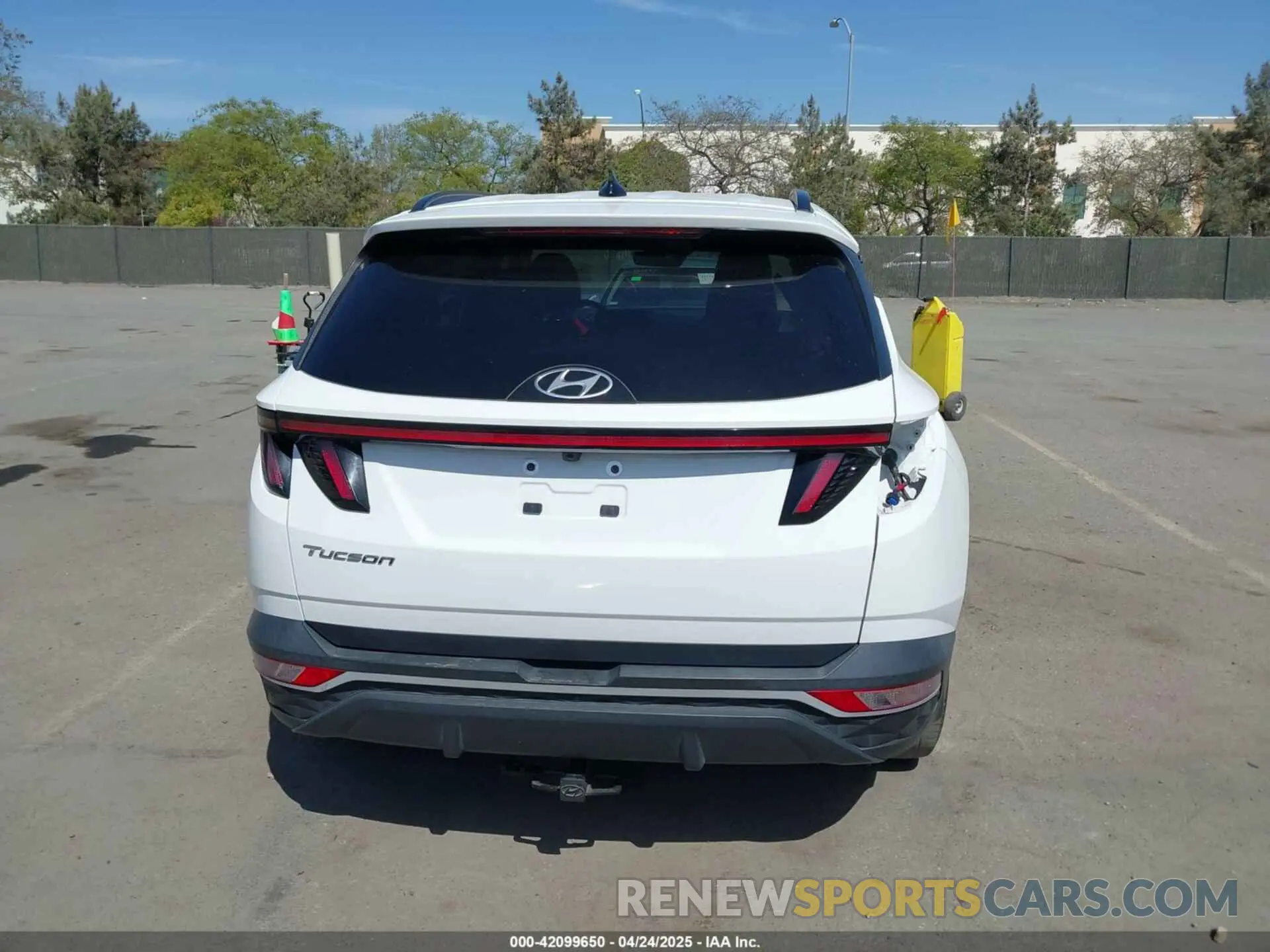 17 Photograph of a damaged car 5NMJF3AE1PH187998 HYUNDAI TUCSON 2023