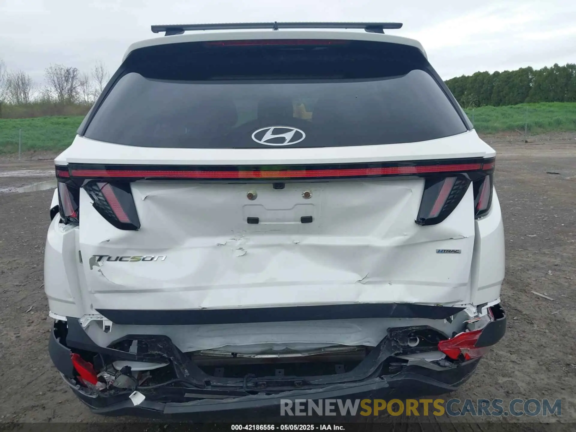 17 Photograph of a damaged car 5NMJFCAE1PH279063 HYUNDAI TUCSON 2023