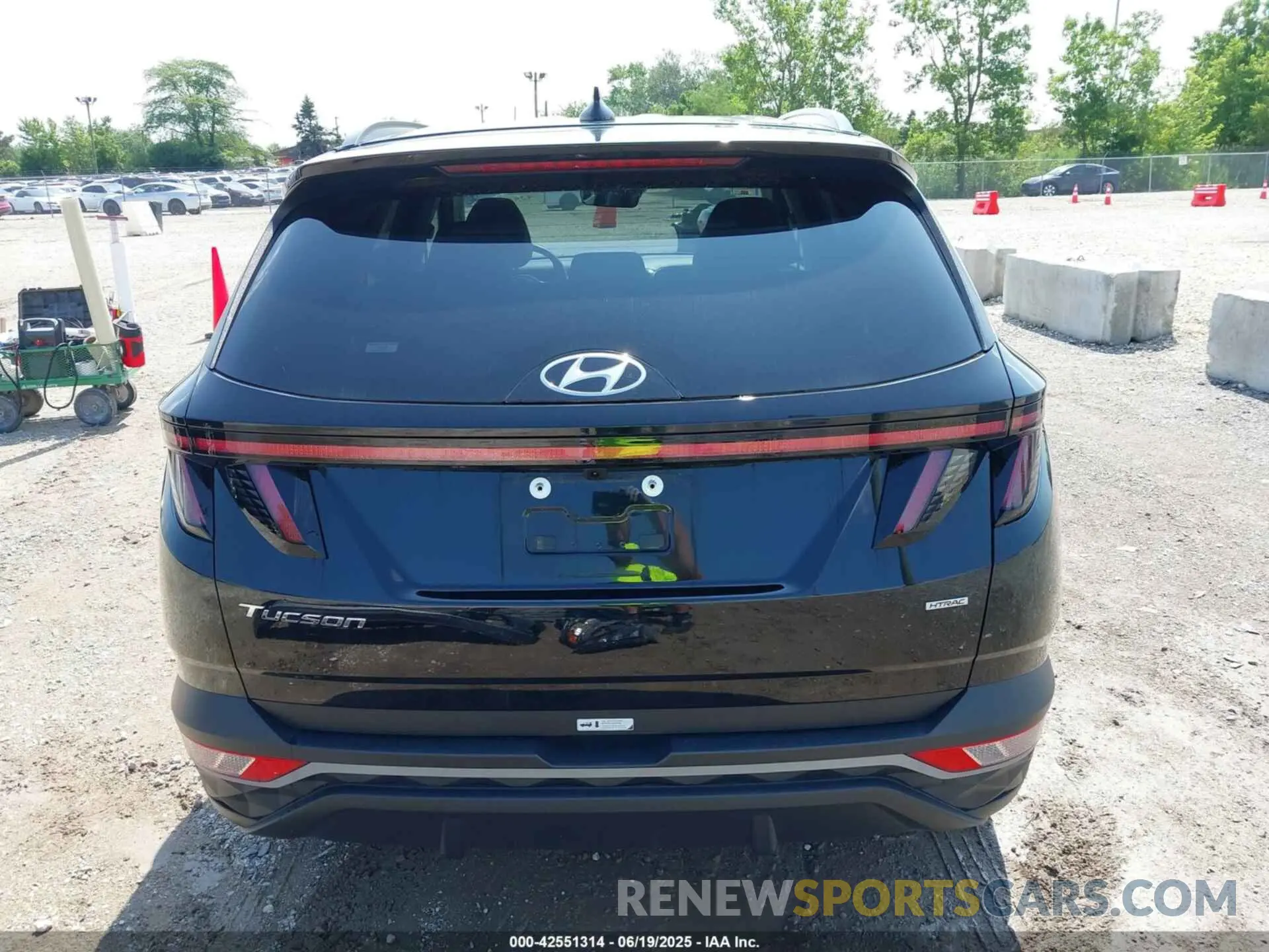 17 Photograph of a damaged car 5NMJFCAE6PH208148 HYUNDAI TUCSON 2023