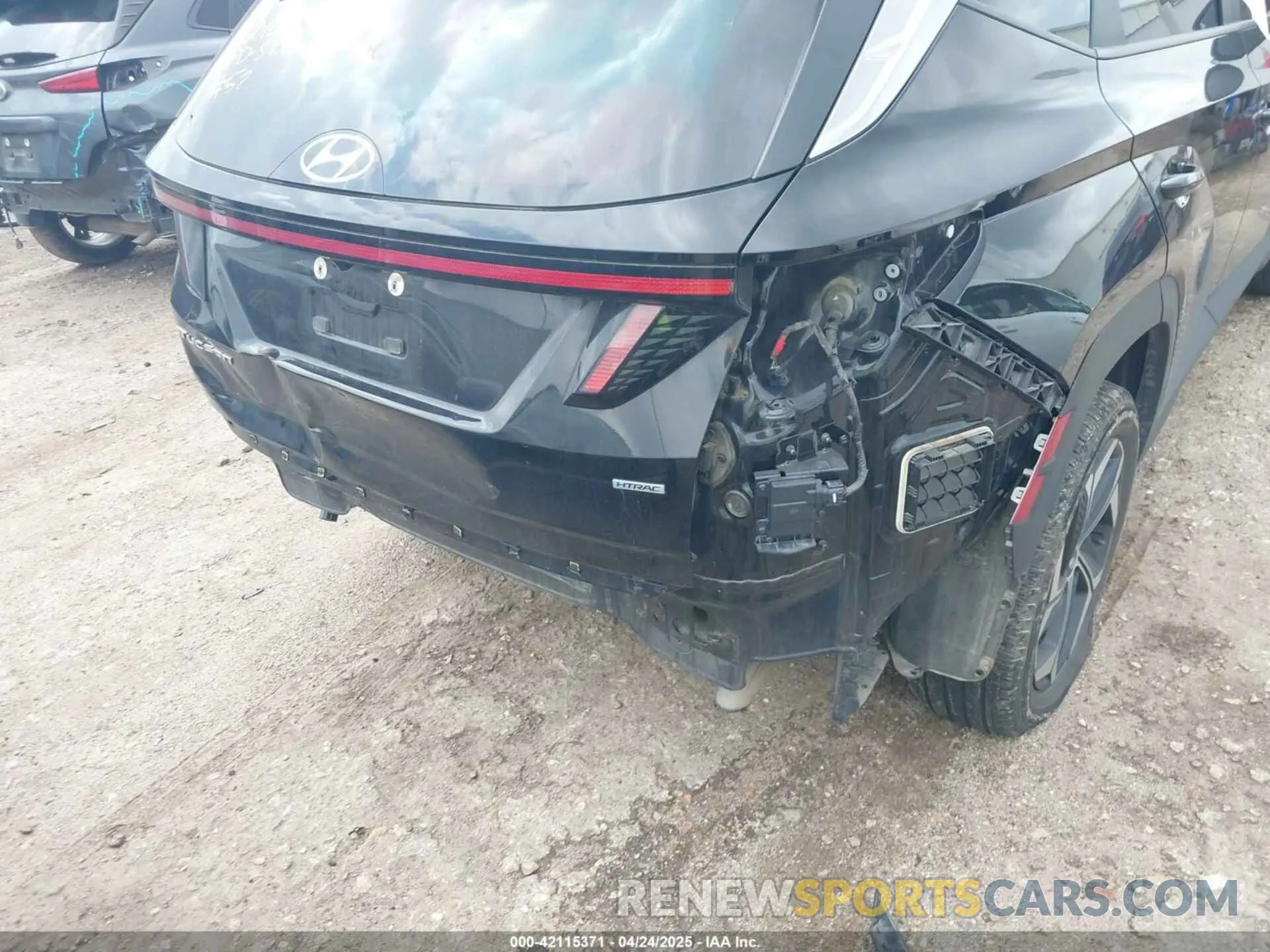 18 Photograph of a damaged car 5NMJFCAE9PH210279 HYUNDAI TUCSON 2023