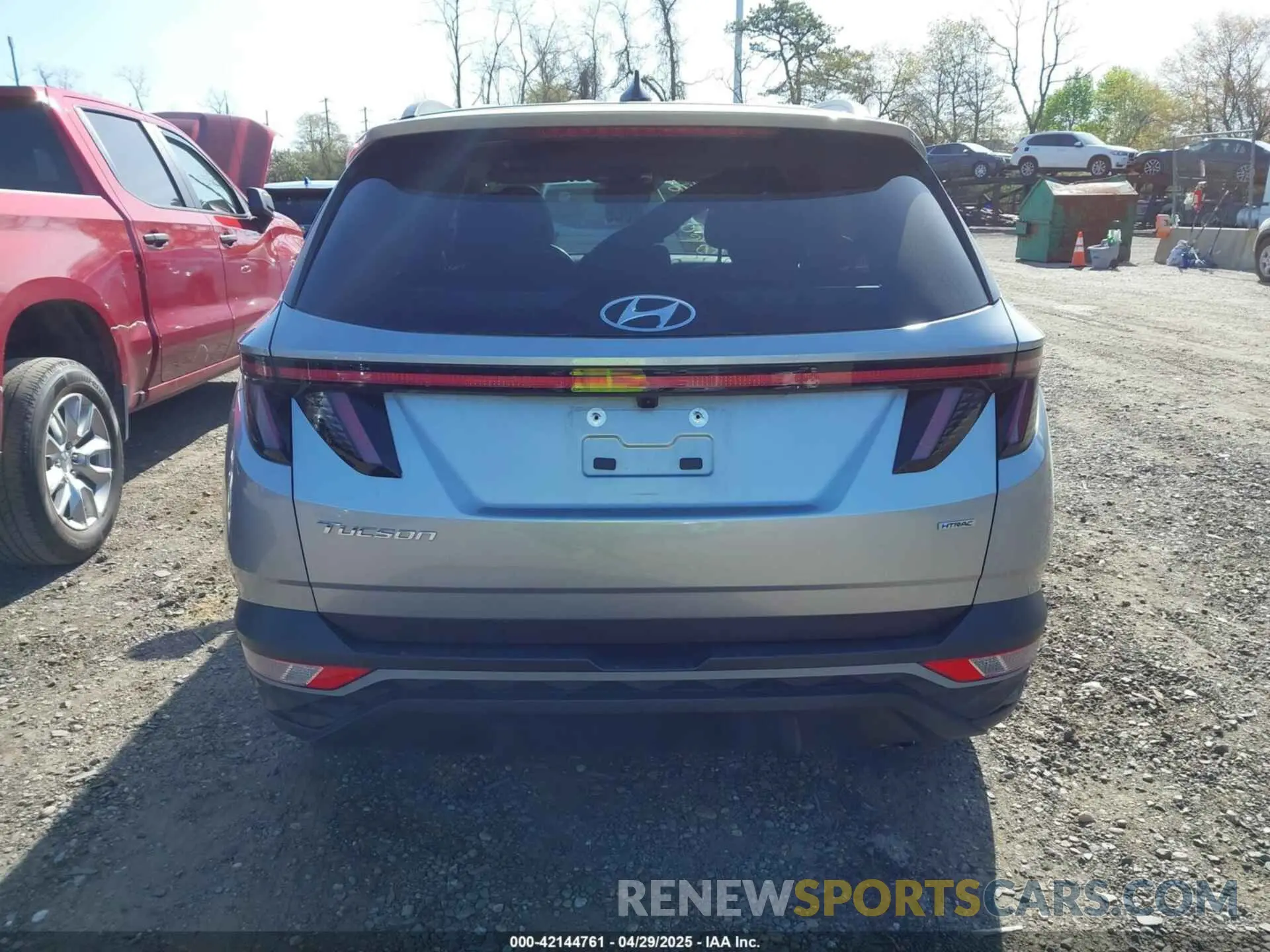 17 Photograph of a damaged car 5NMJFCAE9PH215739 HYUNDAI TUCSON 2023