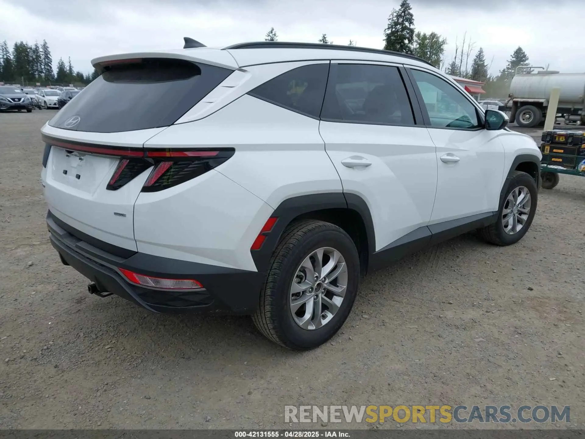 4 Photograph of a damaged car 5NMJFCAEXPH197221 HYUNDAI TUCSON 2023