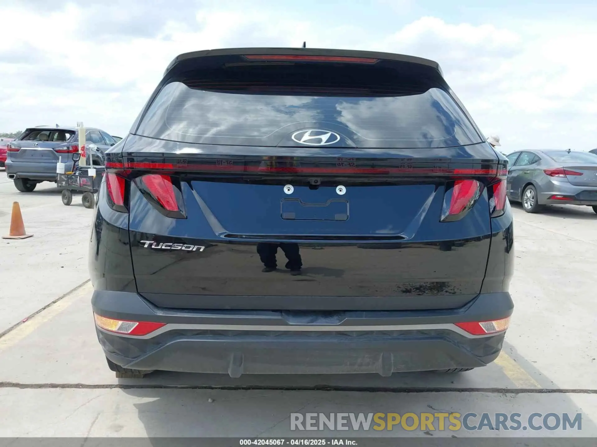 16 Photograph of a damaged car 5NMJA3DE5RH402456 HYUNDAI TUCSON 2024