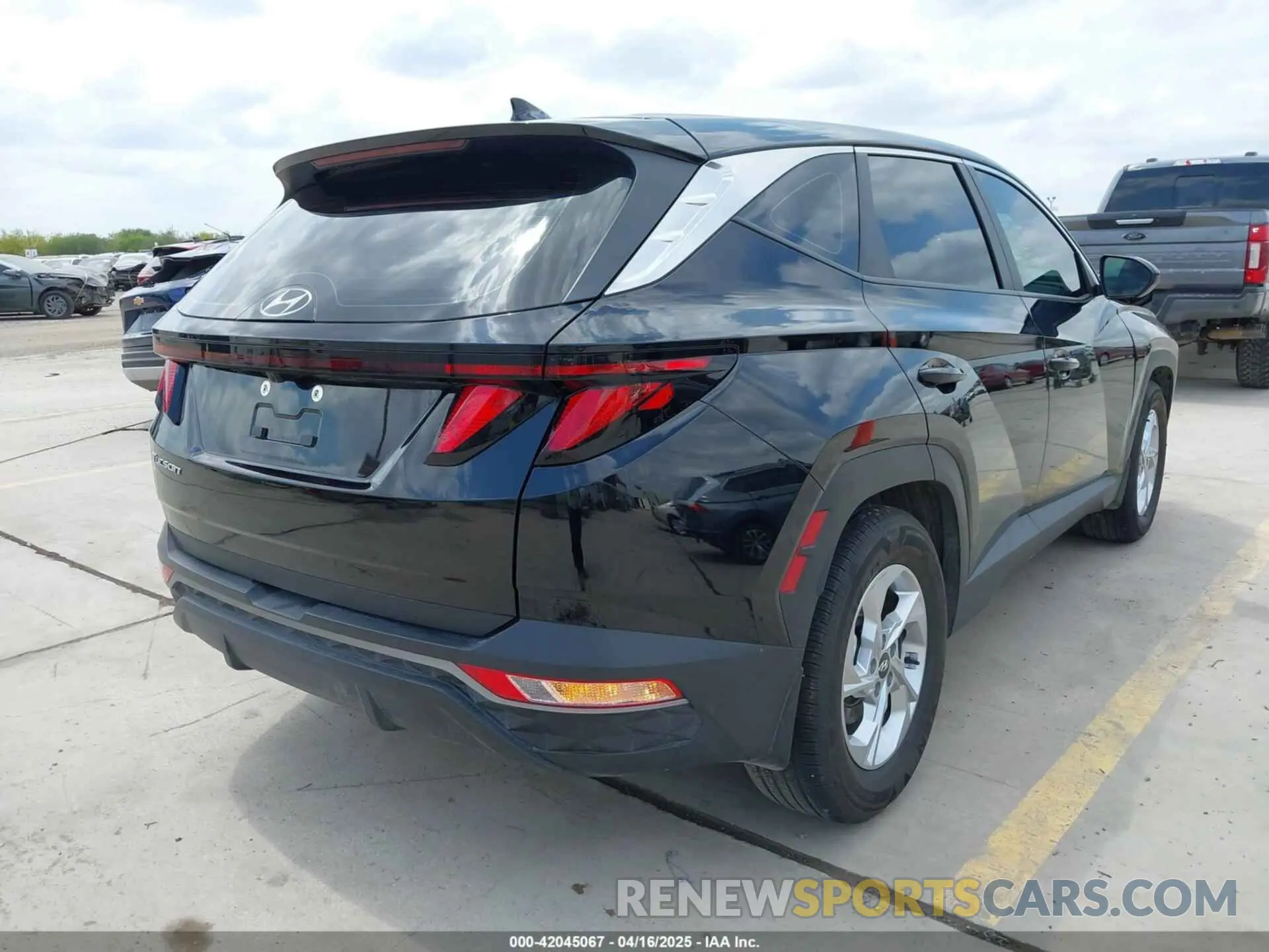 4 Photograph of a damaged car 5NMJA3DE5RH402456 HYUNDAI TUCSON 2024