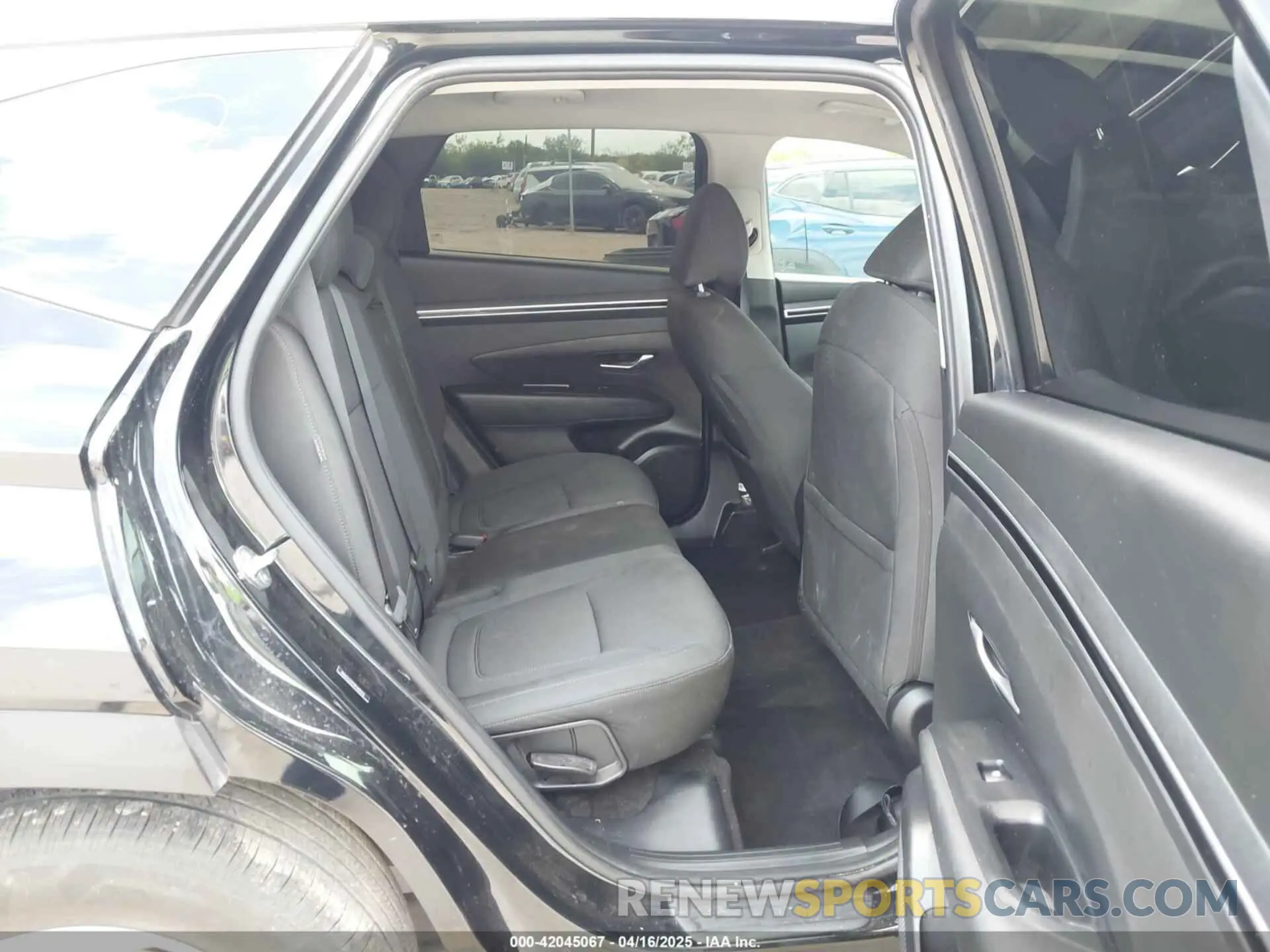 8 Photograph of a damaged car 5NMJA3DE5RH402456 HYUNDAI TUCSON 2024