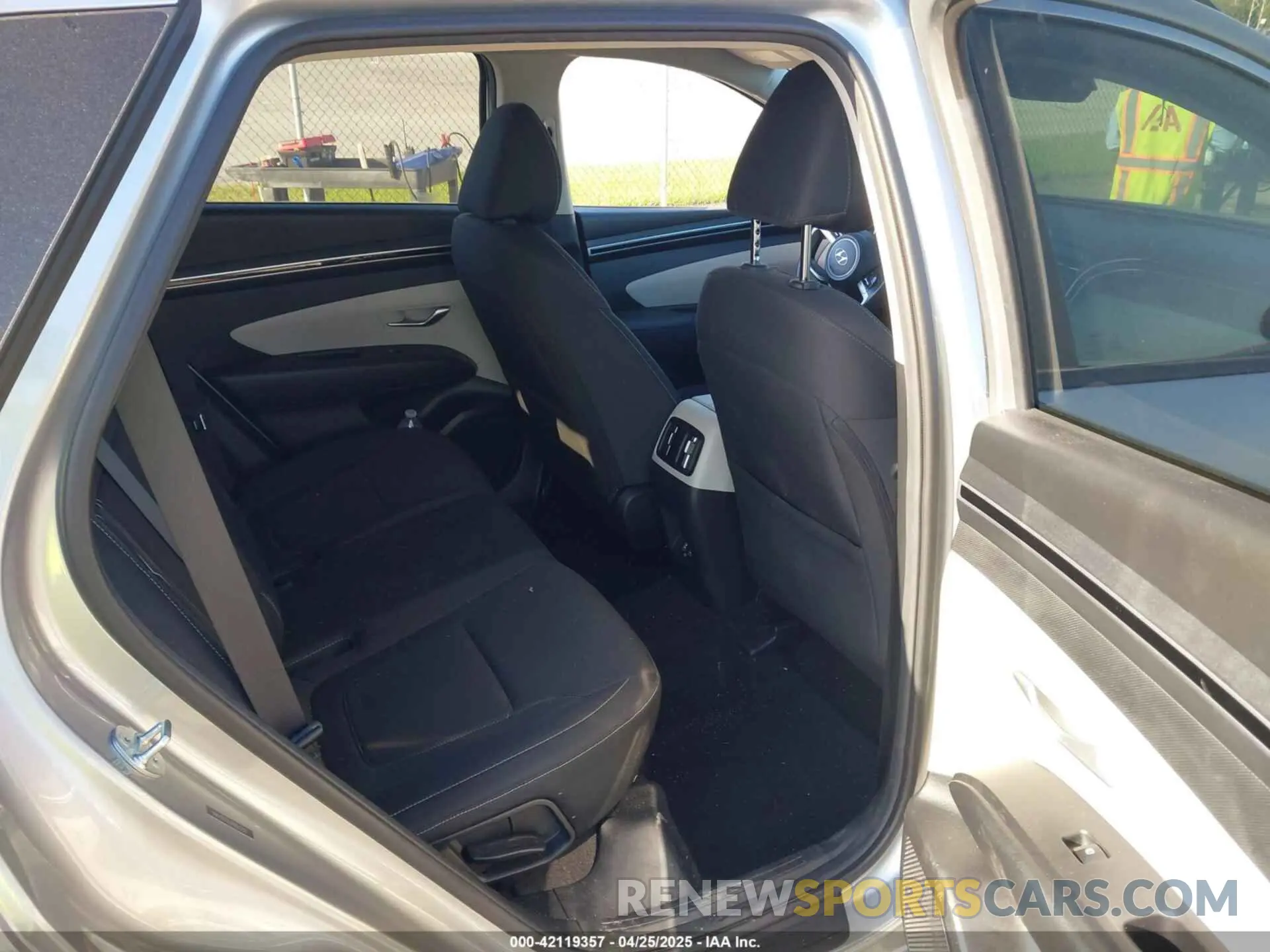 8 Photograph of a damaged car 5NMJB3DE1RH363250 HYUNDAI TUCSON 2024