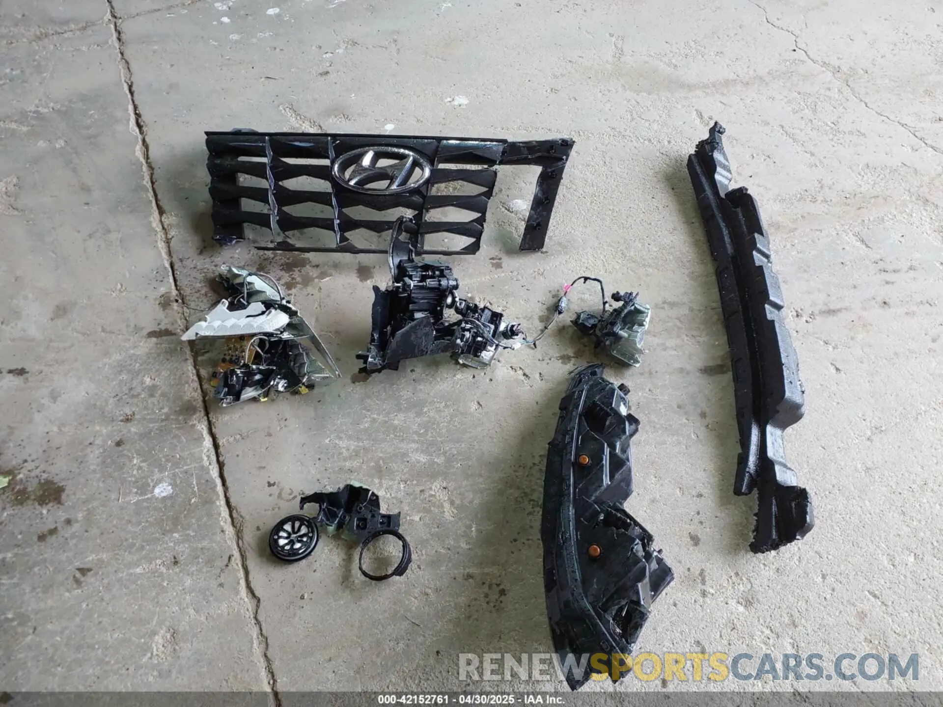 12 Photograph of a damaged car 5NMJB3DE9RH295893 HYUNDAI TUCSON 2024