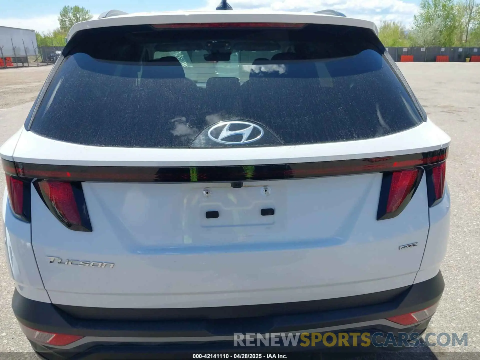 17 Photograph of a damaged car 5NMJBCDE9RH339164 HYUNDAI TUCSON 2024