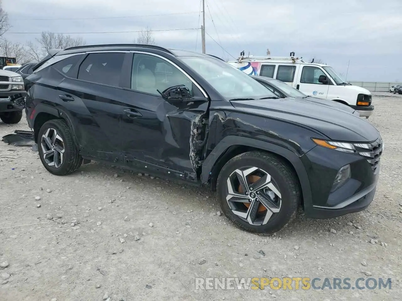 4 Photograph of a damaged car 5NMJFCDE1RH398116 HYUNDAI TUCSON 2024