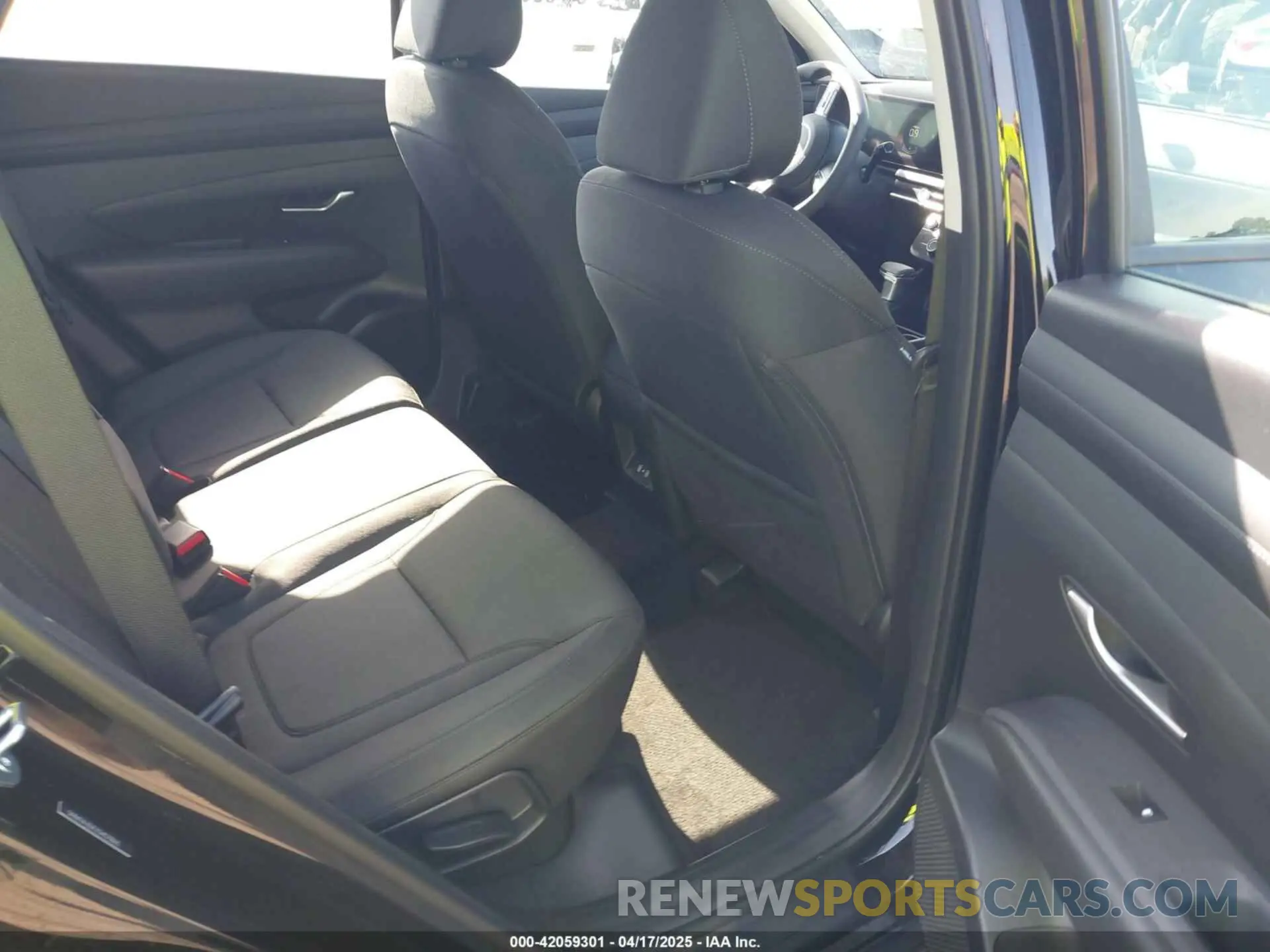 8 Photograph of a damaged car 5NMJA3DE2SH521863 HYUNDAI TUCSON 2025