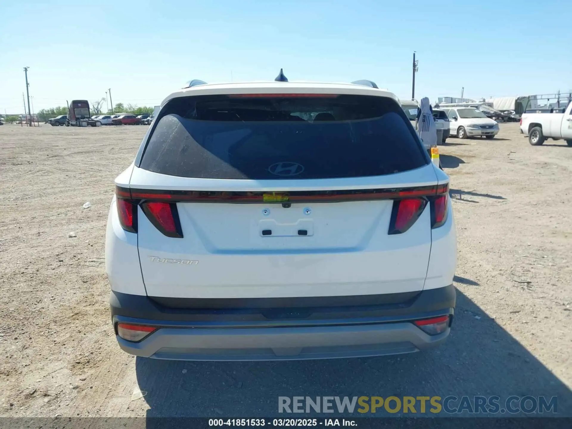 17 Photograph of a damaged car 5NMJB3DE1SH467162 HYUNDAI TUCSON 2025
