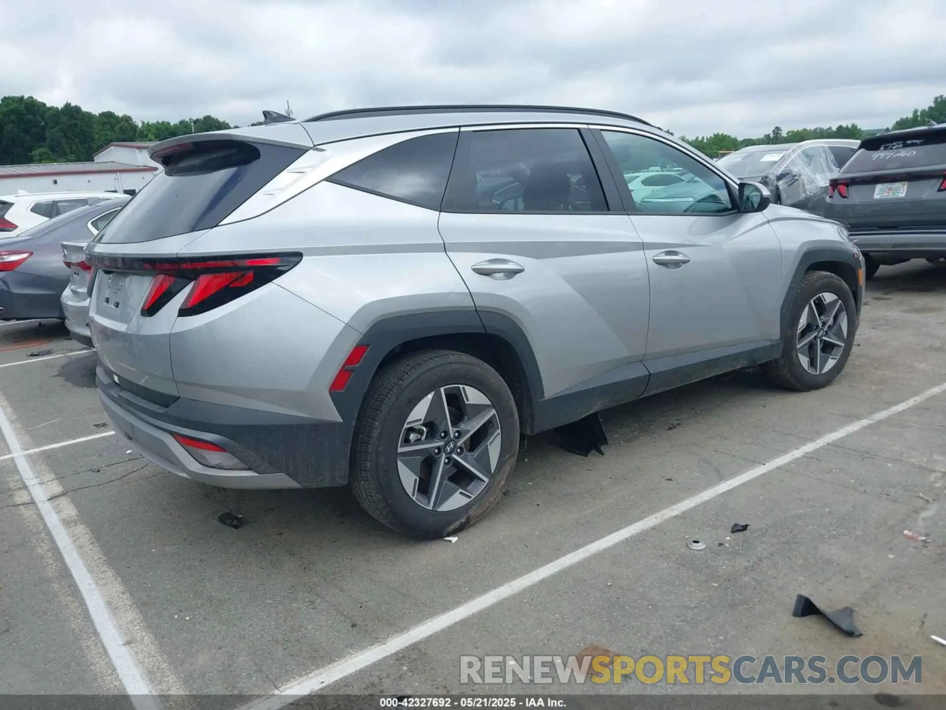 4 Photograph of a damaged car 5NMJB3DE2SH480017 HYUNDAI TUCSON 2025