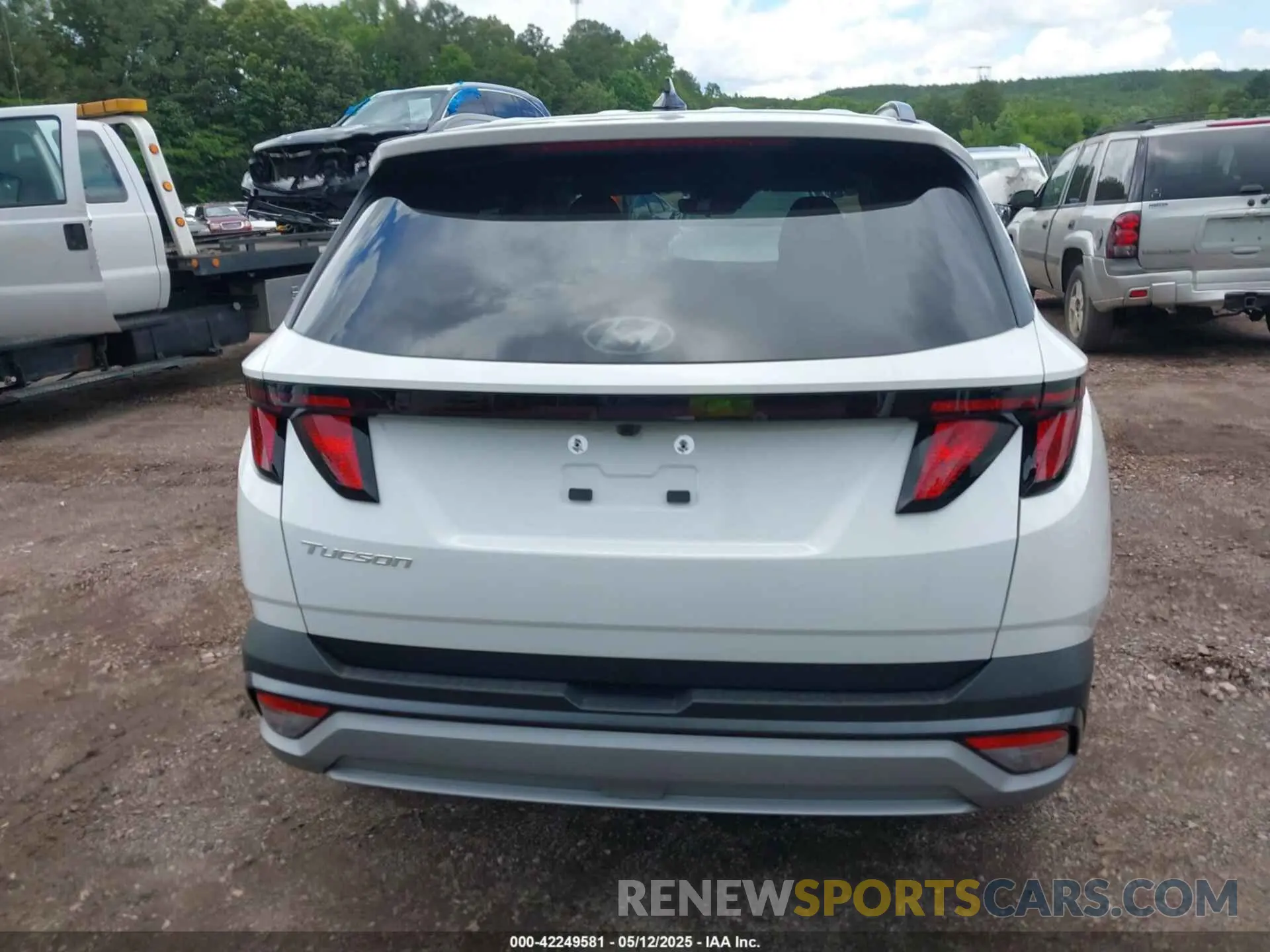 16 Photograph of a damaged car 5NMJB3DE2SH543942 HYUNDAI TUCSON 2025
